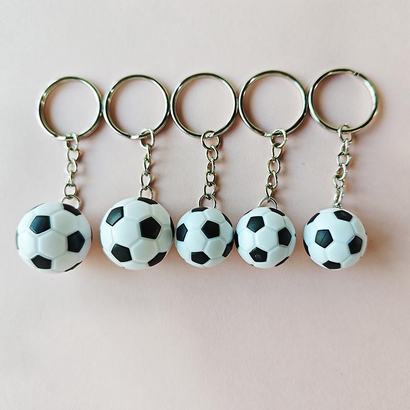 ・カテゴリ: ユーザー用アクセサリー・種類: キーホルダー・: サッカーボール・サイズ: 2.3cm、2.7cm、3.8cm・素材: プラスチック・スタイル: モダンアート・カラー: 2.3cmサッカーボール（パーツのみ）、2.7cmサッカーボール（パーツのみ）、3.8cmサッカーボール、2.3cmサッカーボール（チェーン付き）、2.7cmサッカーボール（チェーン付き）、3.8cmサッカーボール（チェーン付き）・ギフト: 個人向けギフト可・おすすめの相手: 恋人、子ども、同級生・適用イベント: バレンタインデー、こどもの日・ギフト用途: ポイント交換ギフト、プロモーション用ノベルティ・おすすめのシーン: 旅行記念、パーティー