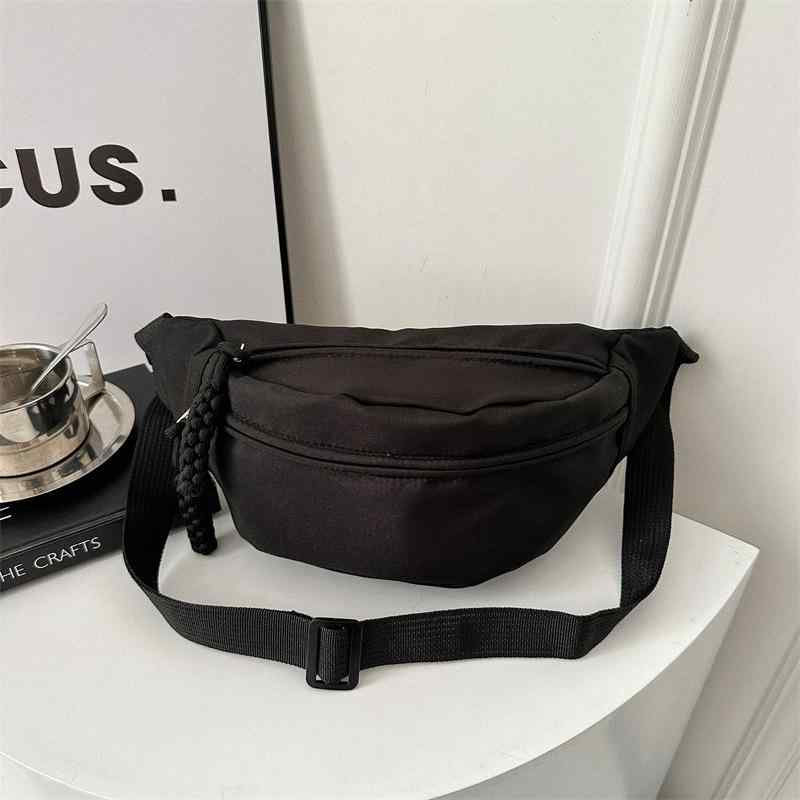 ・カラー展開: ブラック、オレンジ、ホワイト、ブルー、ピンク、レッド、グリーン、レイクブルー・スタイル: ストリートトレンド・素材: PU・裏地素材: ポリエステル・開閉仕様: ファスナー・バッグ内部構造: カード・証明書入れポケット・硬度: 中～やや柔らかめ・外ポケットの種類: オープンポケット