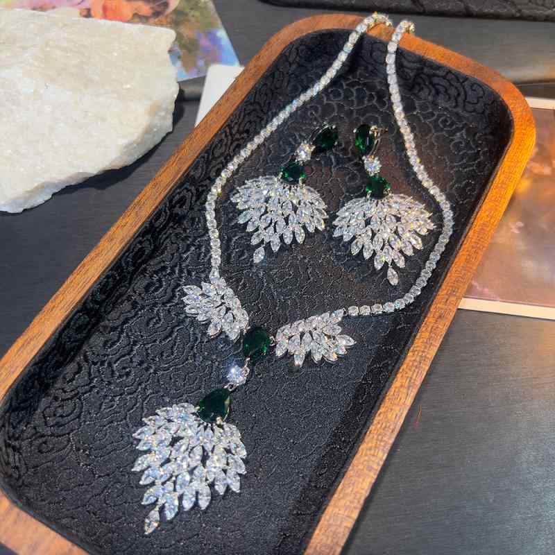 ネックレス レディース ジュエリー セット アクセサリー ピアス チョーカー 首飾り 耳飾り 2点セット エメラルド サファイア パール パール 燕尾 羽毛 フェザー 精工 超閃 豪華 高級感 レトロ ビンテージ ヴィンテージ風 普段使い フォーマル 宴会