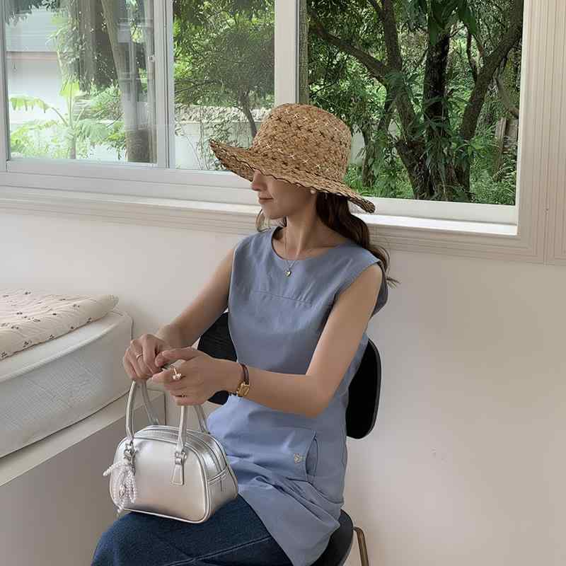 ストローハット レディース ラフィア素材 麦わら帽子 手編み 広いツバ 紫外線カット 日よけ 遮陽 西部 カウボーイハット ジャズハット 田園風 ナチュラル カジュアル 春 夏 外出 旅行 ブラウン ブラック