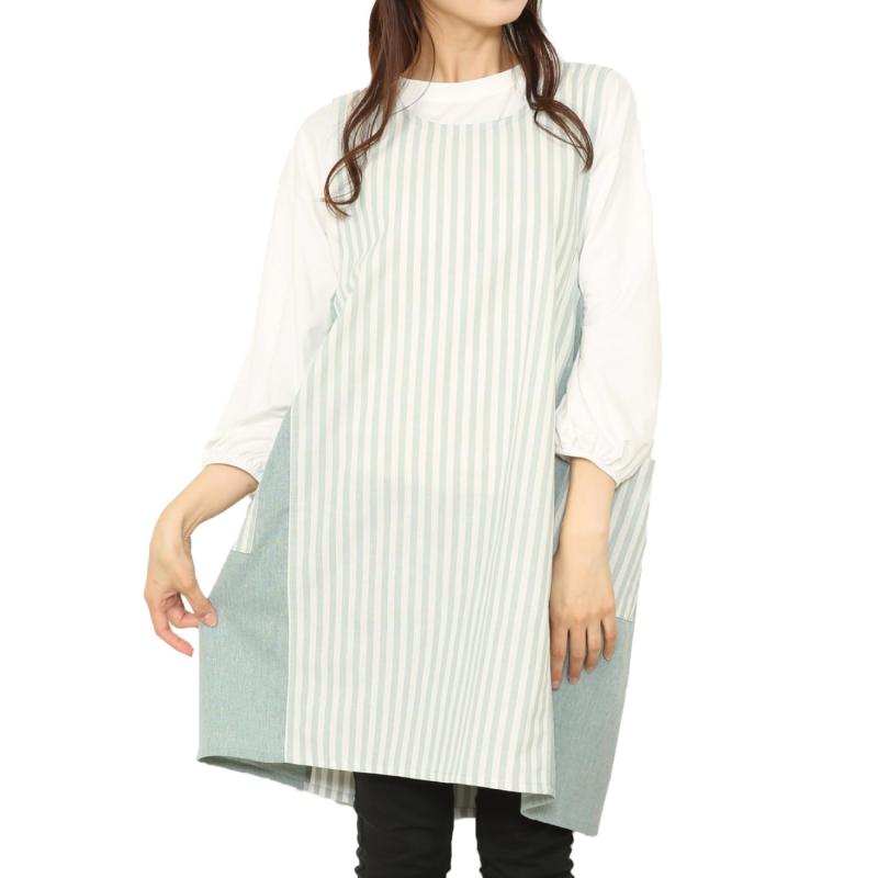 [] エプロン レディース かぶるだけ 可愛いシルエット 綿ポリ シワになりにくい ロング丈 ポケット付き【縫製にこだわり丁寧に仕上げました】シンプルでおしゃれで、ちょっといいモを皆様にお届けしたいという想いから、生地をゼロから考え、縫製にもこだわってつくりました。【シャンブレー生地】色合いや風合い、ストライプの幅など、細部にまでこだわりました。サラッとしていてしていて張りのある生地感で、シワになりにくく色落ちしにくいので、お手入れも簡単です。（ポリエステル65％ 綿30％ レーヨン5％）【動きやすいちょうどいい丈】毎日の家事やガーデニングなど、作業するのに丁度いい膝上丈。　【ささっと着脱】脇部分にゴムが入っているので脱ぎ着しやすく見た目もキュート【便利なポケット】スマホやハンカチなど小物が入れられる便利なポケットが左右についています。　【デザイン性が高い】家事が楽しくなるキュートなシルエットのエプロンです【M～Lサイズ】着丈90　身幅54　裾幅68　cm
