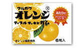 商品説明名称オレンジマーブルフーセンガム 内容量内容量：1個6粒入　希望小売価格(税抜)1個20円原材料名 品名：オレンジマーブルフーセンガム（オレンジ香料使用） 原材料名：砂糖、ぶどう糖、水飴、オレンジ果汁、でん粉、ガムベース、酸味料、増粘剤（アラビアガム）、香料、乳酸カルシウム、アナトー色素、光沢剤 賞味期限賞味期限12ヶ月保存方法高温・直射日光をさけ・水ねれ・湿気のない所をお選び下さい。製造者または販売者 丸川製菓株式会社名古屋市西区新道一丁目9番9号出荷に関して当商品は当店にあります他商品のダンボール箱を使用し梱包しての発送と致しますので、ご了承ください。 また冷凍商品と同梱はできません。別々の送料がかかります。この商品は海外発送可です。商品注意事項パッケージデザイン等は予告無く変更する場合があります。 パッケージデザインが異なる場合でも返品・交換のご対応は不可とさせていただいております。 その他、返品等についての詳細はナビボタンの『決済・配送・返品について』をご覧ください。その他代金のお支払いをお振込み等される場合は、楽天からのお買い上げ後の自動配信メールの後に、 当店からお取引の詳細に付きましてメールを差し上げますのでそのメールに記載してある合計金額をお振込みください。　