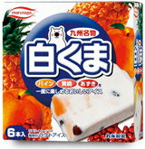 商品説明名称九州名物　白くま 内容量内容量390ml（65ml×6本）　栄養成分表1本（可食部65ml）あたり　エネルギー108kcal、たんぱく質1.3g、脂質3.6g、炭水化物17.4g、ナトリウム30mg　希望小売価格1個（税抜）450円 原材料名種類別：ラクトアイス 成分規格：無脂乳固形分6．5％　乳脂肪分3．0％　植物性脂肪分3．5％原材料名：乳製品、糖類（水飴、異性化液糖、砂糖）、小豆甘納豆、パイン、黄桃、植物油脂、ゼラチン、デキストリン、食塩、香料、乳化剤、安定剤(増粘多糖類)、酸味料*本品は、天然果実を使用しているため、ごくまれに”種”等の残片、果肉繊維（糸状）が混入していることがあります。 形態：バー角型賞味期限 アイスクリーム等（アイスクリーム・アイスミルク・ラクトアイス・氷菓）、には賞味期限などの表示はありません。：以下、日本アイスクリーム協会HPより一部抜粋 ＊アイスクリームは、温度管理がきちんとされていれば、細菌が減ることはあっても増えることはなく、長期間保存しても品質変化は極めてわずかといえます。 ＊厚生労働省の「乳及び乳製品の成分規格等に関する省令」や、農林水産省の「加工食品品質表示基準」の規定により、「アイスクリーム類にあっては、期限及びその保存方法を省略することができる」（乳等省令・第7条第6項）と定められています。 ＊これらのことを受けて業界団体が定め、公正取引委員会で認定された「アイスクリーム類及び氷菓の表示に関する公正競争規約」では、賞味期限表示に代えて、枠などで囲われた部分の外側のところに、「ご家庭では−18℃以下で保存して下さい」、あるいは、「要冷凍（−18℃以下保存）」などと記載して、お客様がアイスを保存するときの注意をお願いしています。 保存方法要冷凍（-18℃以下）製造者または販売者丸永製菓株式会社福岡県久留米市東櫛原町1821出荷に関して 当商品はメーカー出荷時のダンボール箱をそのまま使用しての発送と致しますので、ご了承ください。 また常温商品と同梱はできません。別々の送料がかかります。この商品は海外発送不可です。商品注意事項パッケージデザイン等は予告無く変更する場合があります。 パッケージデザインが異なる場合でも返品・交換のご対応は不可とさせていただいております。 お手元に届きました商品が解凍していた場合は、冷凍保存の上、最寄のヤマト運輸営業所またはセンターにご連絡ください。 その他、返品等についての詳細はナビボタンの『決済・配送・返品について』をご覧ください。その他代金のお支払いをお振込み等される場合は、楽天からのお買い上げ後の自動配信メールの後に、 当店からお取引の詳細に付きましてメールを差し上げますのでそのメールに記載してある合計金額をお振込みください。2015.7月ヤマト運輸はアイスクリームに関しての発送方法の発表がありました。 以前と異なり今後、段ボール梱包のアイスクリームは解凍事故があった際の補償ができないとのことでした。 これまでに当店での解凍事故の報告は非常に少なく、この商品と同様の商品等も解凍事故の報告は無かったのですが、今後、全く無いとは言えませんので段ボール梱包での解凍事故の際の 補償が無いことを何卒ご了承の程お願い致します。 段ボール梱包発送(補償無し) 1箱は、ヤマト運輸クール冷凍便80サイズ、2箱は、同100サイズでの発送3箱、4箱は、同120サイズでの発送となります。5箱以上は、2個口以上での発送となります。お届け地域の送料は、会社概要の送料料金表をご確認ください。