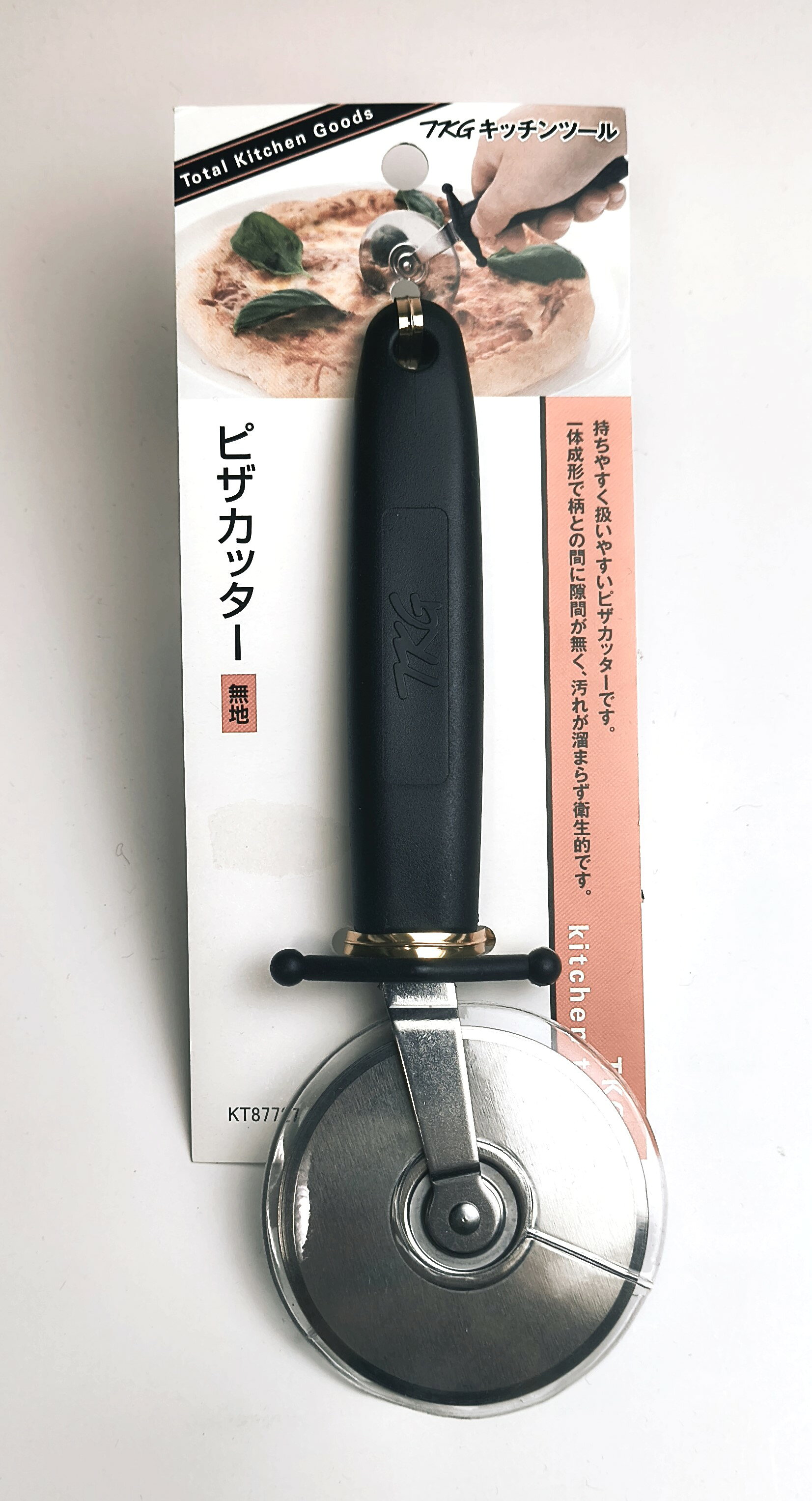 一体成形型で柄との間に隙間がなく、汚れが溜まらず衛生的なピザカッターです。 刃はフラット/無地タイプ 刃先がついている商品です。先端が鋭利になっているので、怪我をしないように十分にご注意ください。 材質 持ち手　ポリプロピレン金属部　ステンレス鋼耐熱/110℃　耐冷/-8℃ サイズ・板厚 外寸　φ60×183mm 生産国 台湾 注意事項 初めてお使いになるときは、食器用洗剤でよく洗ってからご使用ください。ご使用後は洗剤で洗い、水気をよく拭き取って乾燥させてください。たわしや研磨粉などで洗うと傷がつくことがあります。長時間、食品・食用油・洗浄液・食塩水に触れたた場合、錆が発生する可能性があります。実際の商品が写真と若干異なる場合があります。また記載サイズ等を予告なしに変更する場合があります。