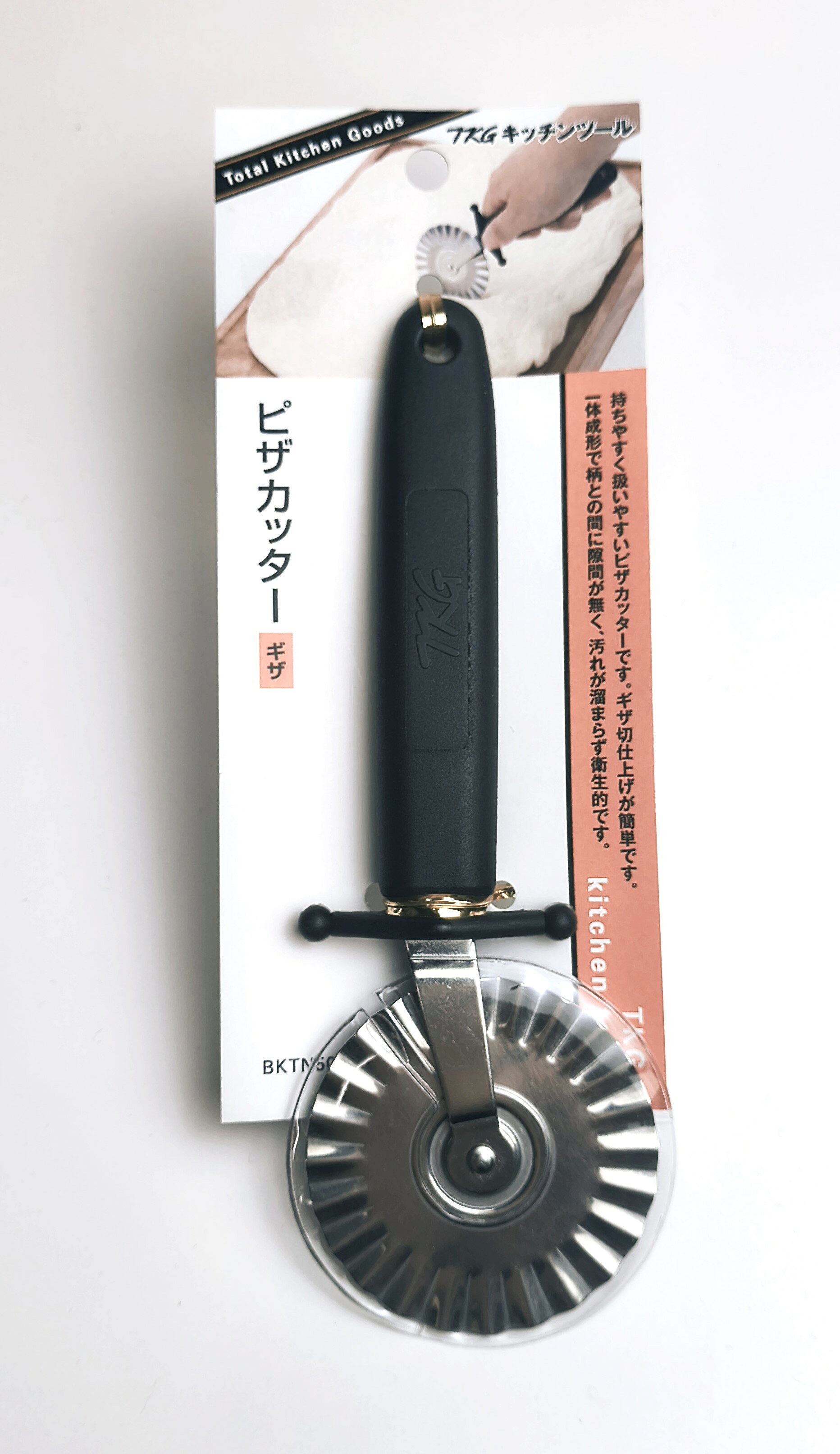 一体成形型で柄との間に隙間がなく、汚れが溜まらず衛生的なピザカッターです。 刃はギザタイプ 刃先がついている商品です。先端が鋭利になっているので、怪我をしないように十分にご注意ください。 材質 持ち手　ポリプロピレン金属部　ステンレス鋼耐熱/110℃　耐冷/-8℃ サイズ・板厚 外寸　φ60×183mm 生産国 台湾 注意事項 初めてお使いになるときは、食器用洗剤でよく洗ってからご使用ください。ご使用後は洗剤で洗い、水気をよく拭き取って乾燥させてください。たわしや研磨粉などで洗うと傷がつくことがあります。長時間、食品・食用油・洗浄液・食塩水に触れたた場合、錆が発生する可能性があります。実際の商品が写真と若干異なる場合があります。また記載サイズ等を予告なしに変更する場合があります。