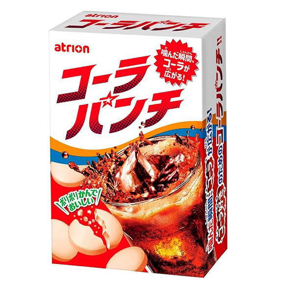 噛んだ瞬間、コーラが広がるタブレットです。 名称 菓子 内容量 27g 原材料 砂糖、ぶどう糖、ゼラチン、酸味料、結晶セルロース、乳化剤、カラメル色素、甘味料(キシリトール、アスパルテーム・L-フェニルアラニン化合物)、香料、香辛料抽出物、(原材料の一部に乳成分・ゼラチンを含む) 保存方法 直射日光、高温多湿を避けて常温で保存してください。 賞味期限 パッケージに記載 製造者 アトリオン製菓株式会社 長野県須坂市高梨288 備考