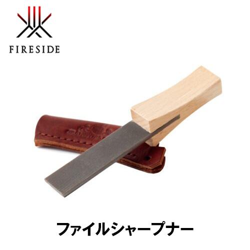 商品情報 メーカー名 FIRESIDE（ファイヤーサイド） 商品名 ファイルシャープナー 商品詳細 サイズ：W21×L138mm 重量：70g 材質：スチール、柄／赤ブナ 付属品：本革ケース 製造国：スウェーデン 商品紹介 ●刃こぼれや刃のめくれを整える粗目仕様 「パーフェクトなまでの切れ味とバランス」と評されるグレンスフォシュの斧も、愛情込めて手入れをしてこそ素晴らしさを発揮。 このコンパクトな目立て道具は、大きめの刃こぼれや刃のめくれを整える粗目仕様になっています。