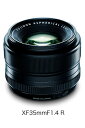 FUJIFILM XF レンズフジノンレンズ XF35mmF1.4 R 製品の特長 開放値F1.4という明るいレンズ。開放でも均一な解像度が得られるように十分配慮した設計になっています。 第5レンズにガラスモールド非球面レンズを採用し、球面収差を極力抑えました。また、ピントが合っている部分だけでなく、「アウトフォーカスのボケの美しさ」も追求。絞り値と被写体に応じて自然な立体感を表現します。 35mm（135換算53mm）のレンズは、人間の眼に近い画角を持ったスタンダードな焦点距離でX-Pro1の代表的なレンズと言えます。 明るい開放F値とあいまって、スナップ撮影にもぴったりです。 ※ レンズキャップ・フード付き 主な仕様 型番 XF35mmF1.4 R レンズ構成 6群8枚（非球面レンズ1枚） 焦点距離 f=35mm（35mmフィルム換算：53mm相当） 画角 44.2° 最大口径比（解放絞り） F1.4 最小絞り F16 絞り形式 羽根枚数：7枚（円形絞り） 1/3ステップ（全22段） 焦点距離 約28cm〜∞ 最大撮影倍率 0.17倍 外形寸法 &#248;65.0mm×54.9mm 質量 約187g（レンズキャップ・フード含まず） フィルターサイズ &#248;52mm 略称 F XF35MMF1.4 R &nbsp;FUJIFILM XF レンズ フジノンレンズ XF35mmF1.4 R