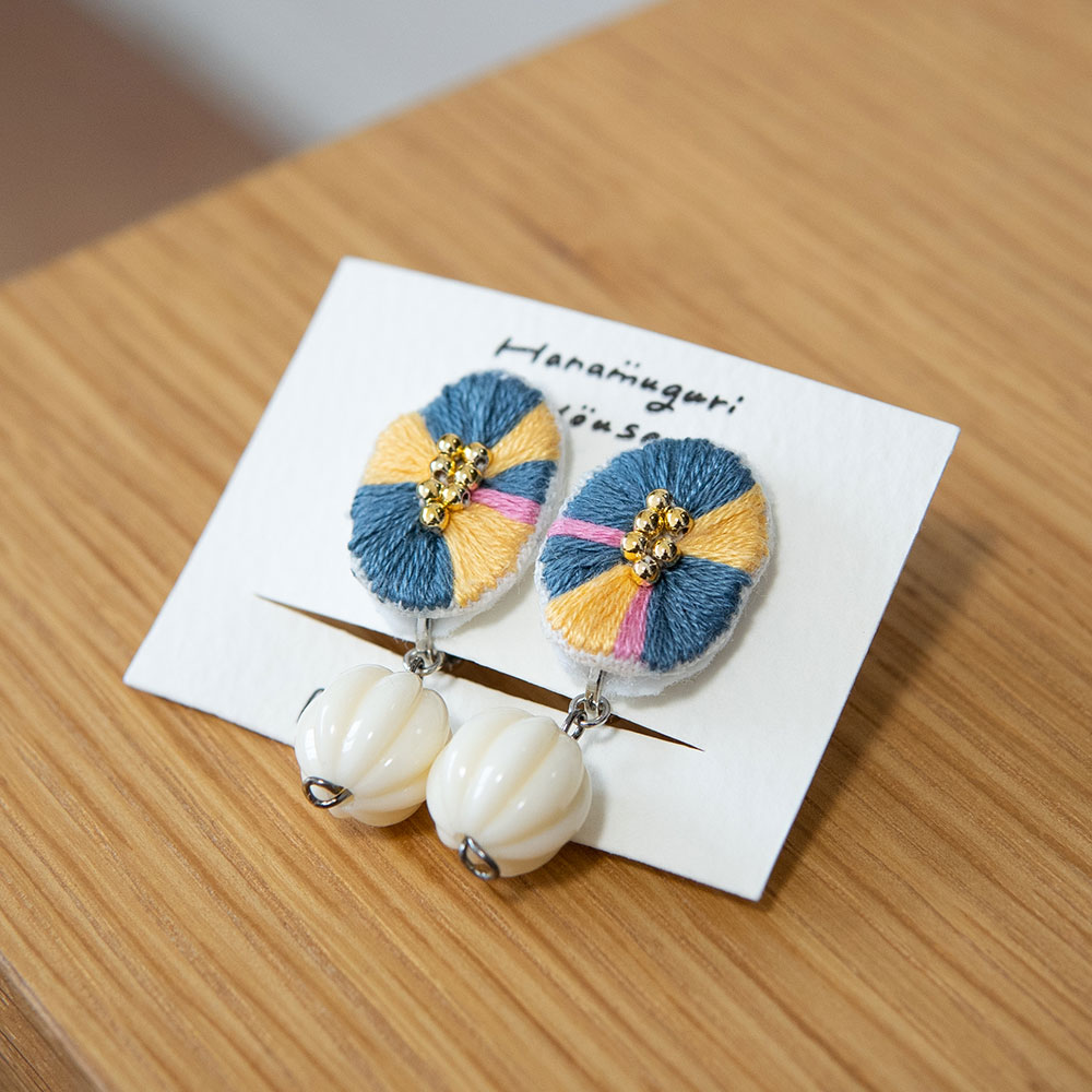 樂天商城 - 刺繍ネジ式イヤリング【Hanamuguri＆Hanamuguri house】(レディース 女性 アクセサリー)日本製 ハンドメイド 北欧 雑貨 贈り物 ギフト おしゃれ 大人かわいい 誕生日プレゼント 出産祝 引っ越し祝 結婚祝 退職祝