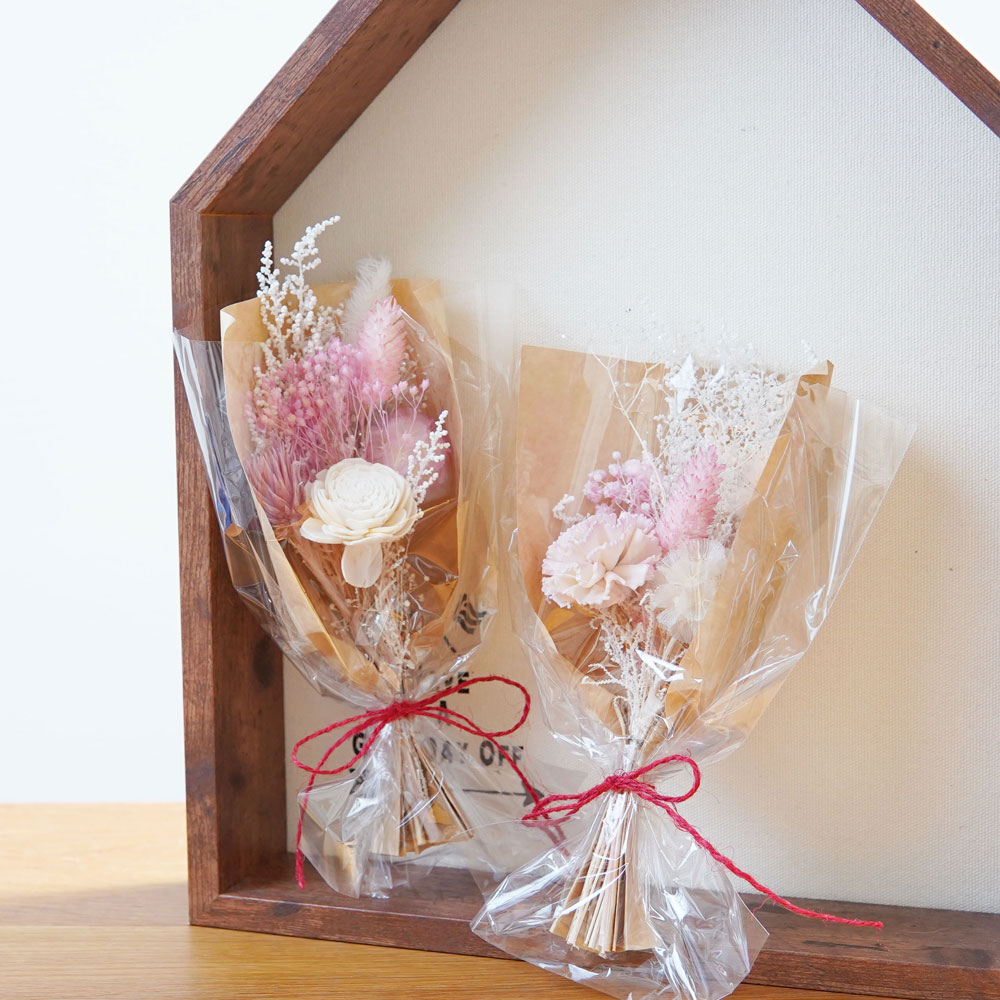 ドライフラワーを可愛くまとめた小さめスワッグ。合わせ買いにちょっとしたギフトにオススメです♪ ■ ブランド：champs de fleurs(シャン ド フルール) ■ カラー：A、B ■ サイズスペック：全長約21cm(お花の種類によって若干長さは異なります) ■ 素材：ドライフラワー ■ 生産国：日本 ■ 備考：- ■ 配送方法：宅配便のみ ■ お届け納期：12時までの注文で即日出荷可能（店休日除く） ■ ブランド/作家 champs de fleurs(シャン ド フルール) 同じブランド/作家で探す ■ カテゴリ インテリア雑貨 > その他 同じカテゴリで探す 【関連カテゴリ】インテリア雑貨 その他 ミニブーケ ドライフラワー 花束 花 日本製 ハンドメイド 北欧 雑貨 贈り物 ギフト おしゃれ 大人かわいい●●●&nbsp;champs de fleurs ミニスワッグ&nbsp;●●● ドライフラワーを可愛くまとめた小さめスワッグ。合わせ買いにちょっとしたギフトにオススメです♪ 商品画像は現物を再現するよう心掛けておりますが、お客様の環境(ご利用のモニター等)により、色味や素材感に差異が生じる場合がございます。予めご了承ください。