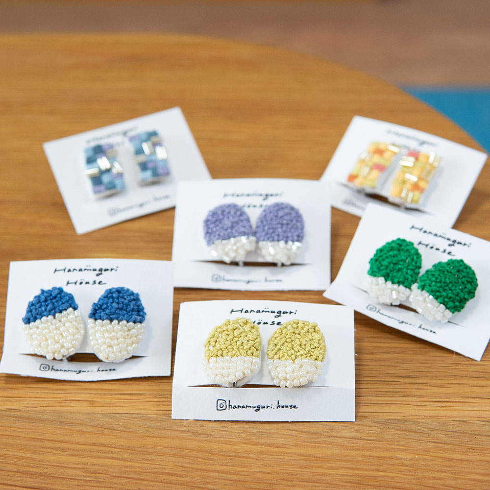 刺繍ネジ式イヤリング(レディース 女性 アクセサリー)日本製 ハンドメイド 北欧 雑貨 贈り物 ギフト おしゃれ 大人かわいい 誕生日プレゼント 出産祝 引っ越し祝 結婚祝 退職祝