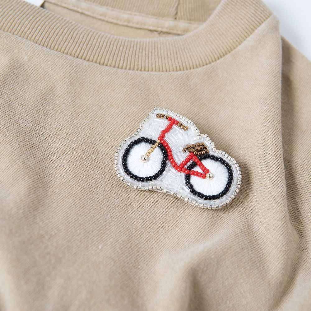 自転車モチーフの刺繍ブローチ【mia】(レディース 洋服 女性 アクセサリー)日本製 ハンドメイド 北欧 雑貨 贈り物 ギフト おしゃれ 大人かわいい