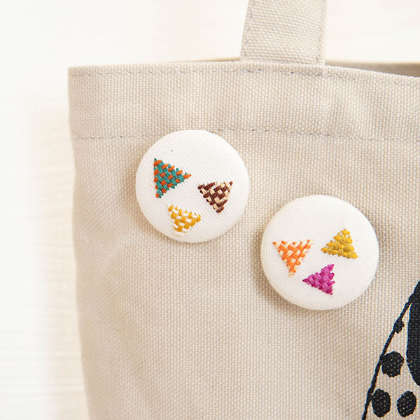 Rakuten - 手刺繍 ブローチ 三角模様【mia】(ブローチ レディース 洋服 女性 アクセサリー)日本製 ハンドメイド 北欧 雑貨 贈り物 ギフト おしゃれ 大人かわいい