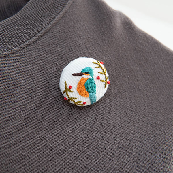 樂天商城 - 手刺繍 ブローチ 鳥【mia】(ブローチ レディース 洋服 女性 アクセサリー)日本製 ハンドメイド 北欧 雑貨 贈り物 ギフト おしゃれ 大人かわいい