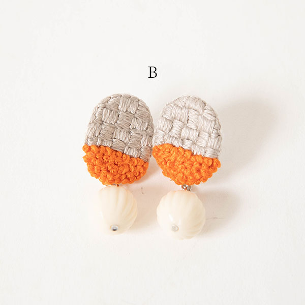 OKAYU LABO(オカユラボ)のビーズ付き 刺繍直結ピアス【Hanamuguri＆Hanamuguri house】(レディース 女性 アクセサリー)日本製 ハンドメイド 北欧 雑貨 贈り物 ギフト おしゃれ 大人かわいい｜アングル3
