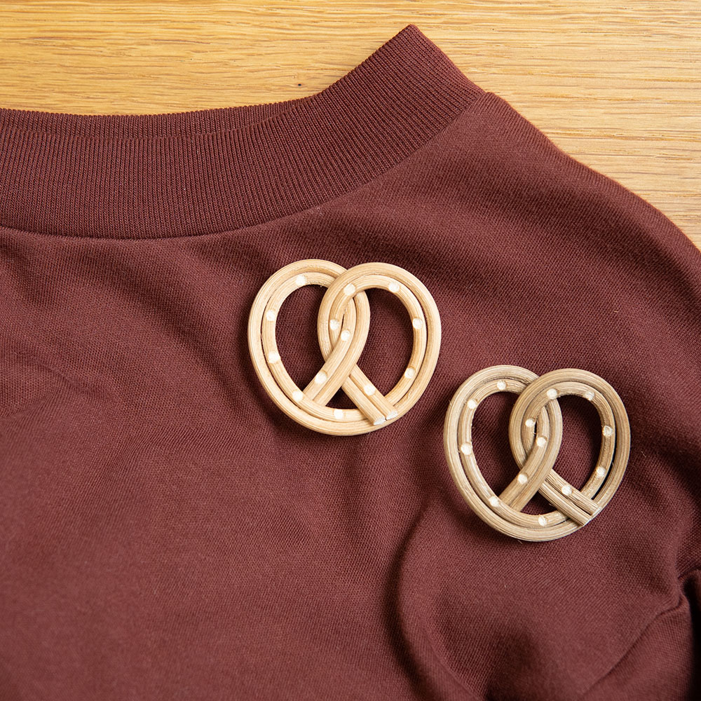 ラタンブローチ プレッツェル【kuchibueworks】(ブローチ レディース 洋服 女性 アクセサリー)日本製 ..