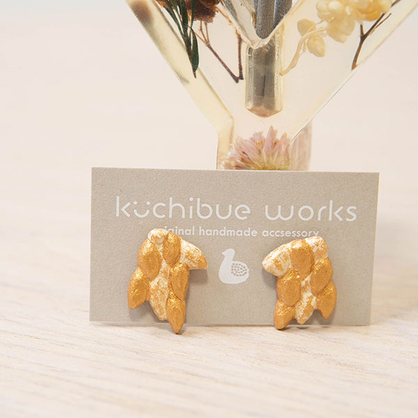 Rakuten - 重なるリーフモチーフの陶器直結ピアス【kuchibueworks】(レディース 女性 アクセサリー 小さめ 直結)日本製 ハンドメイド 北欧 雑貨 贈り物 ギフト おしゃれ 大人かわいい 誕生日プレゼント 出産祝 引っ越し祝 結婚祝 退職祝