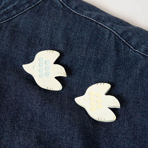 Rakuten - 陶器ブローチ 幸せ運ぶ鳥【kuchibueworks】(レディース 洋服 女性 アクセサリー)日本製 ハンドメイド 北欧 雑貨 贈り物 ギフト おしゃれ 大人かわいい