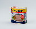 商品名 チューリップ（TULIP）・ポークランチョンミート 商品説明 TULIP（チューリップ・ポークランチョンミート）はデンマークのチューリップ社が製造しているランチョンミートです。沖縄料理に欠かせないポークランチョンミートの2大ブランドの内の一つで、沖縄県内ではスーパーをはじめ様々なお店で手にいれることができます。 お召し上がり方 食べやすい大きさにスライスし、フライパンで焼いてお召し上がり頂けます。また、ポーク卵や、ポークおにぎり、ゴーヤチャンプルなど様々な沖縄料理にお使い頂けます。 名称 ランチョンミート 原材料 豚肉、でん粉、食塩、マスタード、ガゼインNa（乳由来）、リン酸Na、香辛料抽出物、酸化防止剤（アスコルビン酸Na）、発色剤（亜硝酸Na） 原産地 デンマーク 内容量 340g 賞味期限 製造日より3年 保存方法 常温で保存してください。 寸法 44×95×90mm JANコード 5762390000000 発売元または製造元 株式会社富村商事 チューリップ（TULIP）・ポークランチョンミート【】区分：食べ物＞缶詰＞ポークランチョンミート製造：株式会社富村商事検索：チューリップポーク・TULIP・チューリップ・ポーク・ポークランチョンミート・デンマーク・沖縄・富村商事・沖縄土産・保存食販売：沖縄のお土産・お取り寄せ・チューリップ（TULIP）・ポークランチョンミートTULIP（チューリップ）はSPAM（スパム）と人気を二分する沖縄県民が大好きなポークランチョンミート（通称ポーク）です。産地はデンマークでチューリップ社が製造、日本には沖縄の富村商事を通じて販売されています。昔ながらのコンビーフ缶のような開け方をする缶が特徴で、沖縄県内には根強いファンがいます。沖縄料理に欠かせないチューリップ・ポークランチョンミート、6缶セットから嬉しい送料無料です。チューリップ（TULIP）・ポークランチョンミート｜｜（チューリップポーク・TULIP・チューリップ・ポーク・ポークランチョンミート・デンマーク・沖縄・富村商事・沖縄土産・保存食）本商品は沖縄県からの発送となります：発送元：〒900-0032 沖縄県那覇市松山1-2-1