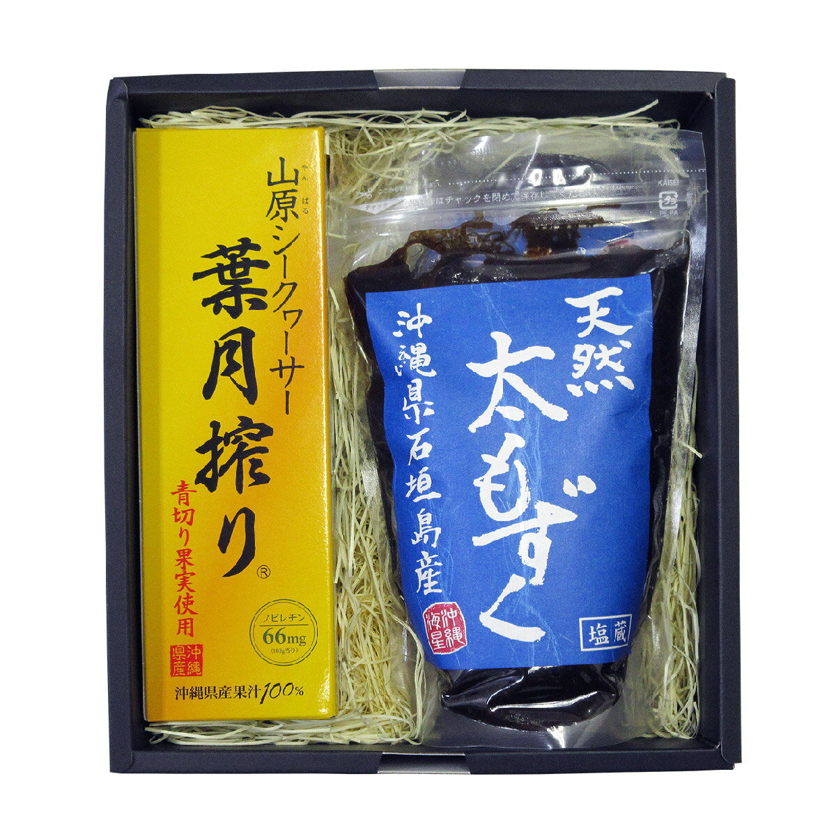 【名　称】石垣島産天然太もずく（塩蔵） 【内 容 量】500g×2 【原材料】もずく（沖縄県産）、塩（日本） 【保存方法】 高温・多湿を避け常温で保存して下さい。 開封後は冷蔵庫で保存して、なるべく早めにお召し上がり下さい。 塩抜きした後のもずくは冷蔵庫で保存し、3日中にお召し上がり下さい。 【備考】天然の太もずくを塩蔵加工しております 【商品名】山原シークヮーサー葉月搾り 【原材料名】シークヮーサー（沖縄県産） 【内容量】300ml 【保存方法】直射日光・高温を避けて常温保存してください。開封後は冷蔵庫にて保存して、なるべく早めにお召し上がり下さい。 【備　考】 ＜ジュースとして＞ お水で5倍〜8倍に薄めてそのまま、もしくはシロップや蜂蜜などを加えてお召し上がり下さい。 ＜お酒に割って＞ 泡盛や焼酎に割って、「シークワーサーサワー」に。ビールなどに割ると風味豊かなカクテルに。その他、お料理にもお使い頂けます。 【ワード】 沖縄 お土産 琉球フロント 送料無料 ギフト お中元 御中元 御歳暮 お歳暮 御年賀 お年賀 お見舞 御見舞 御礼 御祝 内祝