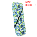 三線ケース ソフトケース　琉球紅型デイゴ柄　青（ブルー） デザインは沖縄のシンボルでもある県花「デイゴ」 当店でしか買えないオリジナルのケースとなります。 鮮やかな紅型柄のデザインが特徴です。 このケースで、あなたの大切な三線を優しく包んであげてください。 ◎BLANC JUJU（ブランジュジュ）さんとのコラボレーションから生まれた三線ケースです。 紅型とは14世紀に始まった沖縄の伝統的な手染め方法です。 紅型の技術・技法を守りながら、現代的な柄や色を取り入れた オリジナルのデザインを作成一旦手染めした布をデータ化し、 プリントして作品を創っていますので、布の質感が活かされています。 ◎外寸：約80cm×約28cm×約12cm ◎内側クッション約4mm ◎重量：約800g ◎ケース内ポケット　約23cm×23cm ✿生地：帆布 コットン 三線ケースの中で一番気軽に持ち歩ける軽量ケースです。 紅型柄がオシャレなケースで、リュックサックスタイルも可能なため持ち運びも便利！ ケースは斜めファスナーの為、おしゃれで三線の出し入れがしやすいです。 「MADE IN OKINAWA」