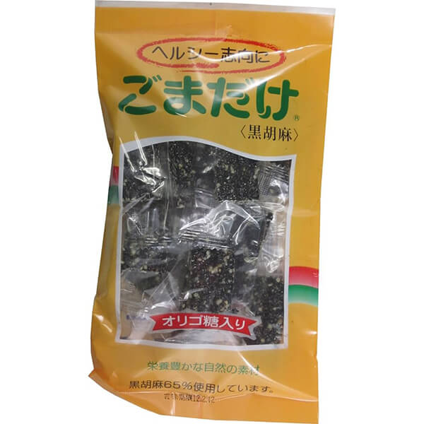 アヤベ製菓 ごまだけは黒胡麻を65%も使った一口サイズのおやつで、白砂糖を使わず甘味を押さえ胡麻の香りを最大限に引き出しました。 ＜アヤベ製菓＞ 創業者の先代社長 綾部好之助が小島屋お宝おこし本舗で修行の後、25歳の若さで独立し、数々の苦難を乗り越え平成22年6月、創業50周年の節目の年に2代目として現社長・綾部一広にバトンを渡しました。 時代に逆行するような手作業を多く必要とする製造方法にこだわりつづけています。 それは「おこし」という製品が機械化に頼れない、職人の腕に左右される繊細な製品であることと、古き良き時代の伝統の味を継承し続けたいという思いからです。 これからも、伝統を守りながらも新しい試みにも挑戦し、皆様にお召し上がりいただける、おいしいお菓子を作り続けて参る所存です。 ■商品名：アヤベ製菓 ごまだけ 黒胡麻 お菓子 一口サイズ ゴマ 個包装 小分け お茶菓子 和菓子 ヘルシー ■内容量：100g ■原材料名：胡麻、麦芽糖、水飴、黒砂糖、小麦パフ（小麦粉、甘藷澱粉、塩、膨張剤） ■メーカー或いは販売者：アヤベ製菓 ■賞味期限：製造日より4ヶ月 ■保存方法：高温多湿を避け、常温で保存 ■区分：食品 ■製造国：日本【免責事項】 ※記載の賞味期限は製造日からの日数です。実際の期日についてはお問い合わせください。 ※自社サイトと在庫を共有しているためタイミングによっては欠品、お取り寄せ、キャンセルとなる場合がございます。 ※商品リニューアル等により、パッケージや商品内容がお届け商品と一部異なる場合がございます。 ※メール便はポスト投函です。代引きはご利用できません。厚み制限（3cm以下）があるため簡易包装となります。 外装ダメージについては免責とさせていただきます。