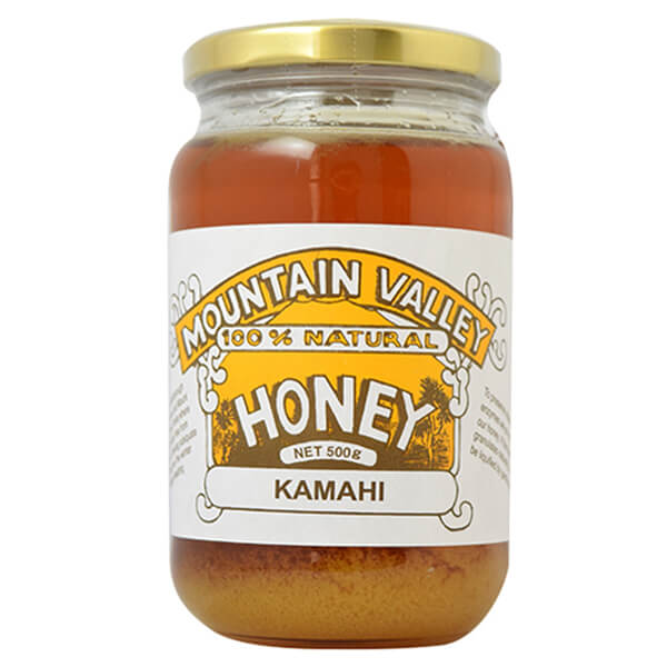 マウンテンバレー カマヒ蜂蜜は人間の手を加えてない自然からの贈り物。 自然の中に自生するカマヒの花の蜂蜜です。 化学肥料や農薬などと無縁の自生するカマヒの花が蜜源です。 カマヒの蜂蜜は昔から先住民の間でのどや咳の薬としても利用されてきました。 その味わいは優しくクリーミー。 まろやかなコクの中にも自生植物ならではのパワーを感じます。 さっぱりとした後味で、柑橘類や乳製品などと相性抜群です。 パンやホットケーキにつけて。 ホットやアイスでお飲み物に。お湯をそそぐだけで美味しくいただけます。 お料理の下味やドレッシング、お菓子作りに。 チーズや肉料理のソースとして。 ナッツやドライフルーツと一緒に。 ヨーグルトに。 ◆カマヒについて カマヒはマヌーカと同様、ニュージーランドの原生植物で、夏にはふわふわの白く小さな花を咲かせます。 開花時期がとても短いため、その時期のお天気が蜂蜜の出来栄えに大きく影響します。 採取年度によって、固まるものと、固まりにくい状態のものがあります。ご了承ください。 ◆マウンテンバレイ養蜂場について マウンテンバレイ養蜂場はニュージーランド南島の最北端、マウントリッチモンド森林公園で採蜜している家族経営の小さな養蜂場です。 お父さんのマリーさんが巣箱とミツバチの管理を、お母さんのニッキーさんが瓶詰めを担当しています。 「良い蜂蜜には最適な環境、元気な蜜蜂と、天候が大切。あとはできるだけ手を加えず、自然のままが一番」マリーさんの言葉です。 高温処理やフィルター濾過はせず、蜂蜜本来の味、香り、ミネラルやアミノ酸などの栄養素や酵素も自然のままにお届けしています。 蜂蜜の中に粒が見られますが、これはみつろうで食べられるものです。 ・保存期間はどれくらいですか？ 実は、蜂蜜は天然の保存料とも呼ばれ、本来悪くなるものではありません。ですが、収穫4年過ぎる頃から、成分中の必須アミノ酸が少しずつ減り始めるため、私たちは収穫から4年後に期限を設定しています。 ・はちみつの状態に違いがあるのは何故？味も変わりますか？ 第一に現地の天候、さらに開花状況の良し悪しや保管時の温度によって、蜂蜜の味や質感に違いが生じることがあります。人工的な処理を抑えた蜂蜜は生きています。味や質感の違いもすべて自然の恵み。お召し上がりください。 ■商品名：マウンテンバレー カマヒ 蜂蜜 はちみつ ハチミツ ニュージーランド 天然 純粋 非加熱 瓶 無添加 ■内容量：500g ■原材料名：天然蜂蜜 ■メーカー或いは販売者：マウンテンバレー ■賞味期限：製造日より4年 ■保存方法：高温多湿を避け、冷暗所に保存 ■区分：食品 ■製造国：ニュージーランド【免責事項】 ※記載の賞味期限は製造日からの日数です。実際の期日についてはお問い合わせください。 ※自社サイトと在庫を共有しているためタイミングによっては欠品、お取り寄せ、キャンセルとなる場合がございます。 ※商品リニューアル等により、パッケージや商品内容がお届け商品と一部異なる場合がございます。 ※メール便はポスト投函です。代引きはご利用できません。厚み制限（3cm以下）があるため簡易包装となります。 外装ダメージについては免責とさせていただきます。