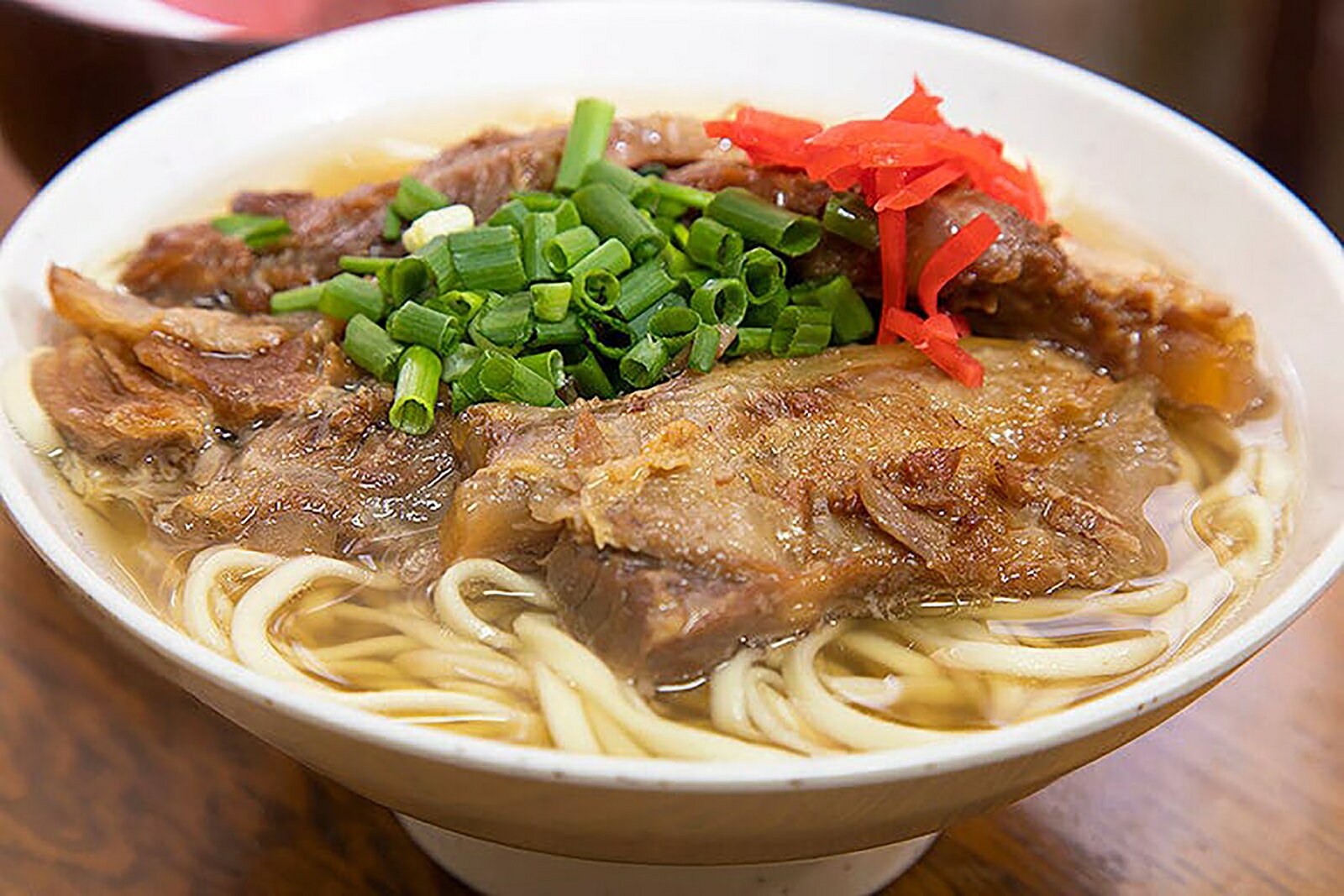 【5個以上ご購入で全国送料無料です♪】 ソーキそば 【肉付き】 2食入 (袋) 生麺 液体スープ 味付ソーキ肉 付き 沖縄お土産 お歳暮 お中元 年越し 沖縄料理 琉球料理 沖縄 そーき そば 料理 調理 プレゼント お土産 ギフト 沖縄土産 沖縄土産 ご当地 郷土料理 3