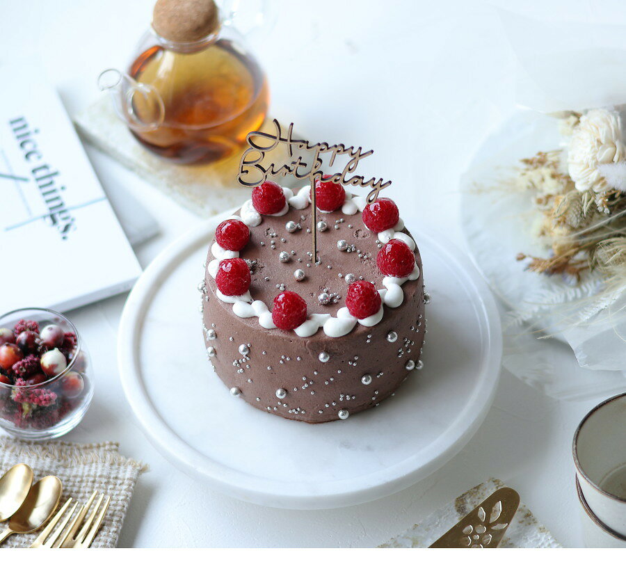 ギフトショップ・おこデパの【誕生日プレゼント】【バースデーケーキ】 グリッターショートケーキ・ショコラ 12cm（4号サイズ）（目安：2人、3人、4人用） 送料無料 誕生日ケーキ ショートケーキ デコレーションケーキ チョコレートケーキ スイーツ ギフト 木製 ケーキトッパー付き カトルフィユ 広島｜アングル3