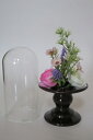 お花:ラナン・ピンク 花器:ブラウン 全体の大きさ 高さ 18cm ガラスドーム 高さ12cm 径 6cm 花器 高さ 6cm 径 8cm 箱サイズ 90×90×220mm 千の花専用花立てセットはお仏壇用に造られた アートフラワーと花立てのセットです。 お花の1つ1つが丁寧な造りで まるで生花のような 柔らかみのあるかわいらしいお花です。 ☆少し小さめの花立てサイズがなかった！ ☆お仏壇にお供えするお花が大きすぎる！ ☆なかなか、生花を毎回お供えできない、 ・・・千の花立てはそんなご要望にお応えできます。 サイズ感も小さめなので、小さめのお仏壇のお供えにも合うと思います。 ガラスドーム付きなので、ホコリや汚れから お花を守ってくれますので、綺麗なお花がずっと 偲ぶ思いをお届けします。　全長18cmの高さです　小さめのお仏壇に合わせて　お供えください。ガラスドームによりお掃除しやすくお花の美しさが長く続きます。花立のお色はブルーとブラウンの2色展開。お仏壇の色やお部屋に合わせて選べます。　　千の花は6種類　好きなお花や色でお選びください。全長15cmです。　　一つひとつ丁寧な造りで手に取っていただくと、優しいお花の雰囲気が心やすまります。千の花専用花立て　とても綺麗な化粧箱に入っています。　贈り物などにも喜ばれるセットです。　　花立　ブラウンのお花はラナン　　花立　ブルーのお花はポンポン　別売の”千の花6種セット”をお求めいただき　ますと季節や気分に合わせてお供えいただけ　ます。