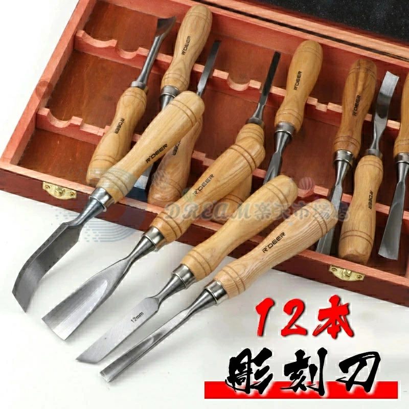 商品名 木製彫刻刀 サイズ 340×260mm 彫刻刀内容 　?平刀2本 　?アークナイフ3本 　?斜刀（左右）1本 　?三角刀3本 　?内部アークナイフ1本 　?シミター2本 　 ブレードサイズ 　?平刀（ 6mm 13mm ） 　?アークナイフ（ 10mm 18mm 25mm ） 　?斜刀（左右）（ 12mm ） 　?三角刀（ 14mm 16mm 16mm ） 　?内部アークナイフ（ 6mm ） 　?シミター（ 12mm 19mm ） 　 製造国 中国 注意点 【色?サイズについて】 ◆商品写真はできる限り実物の色に近づけるよう徹底しておりますが、 お使いのモニター設定、お部屋の照明等により実際の商品と色味が異なる場合がございます。 ◆サイズの測り方はスタッフ間で統一しておりますが、若干の誤差(約2〜3cm前後)が生じる場合がございます。 【商品について】 ◆生産時期により、色?サイズ?デザインが多少が異なる場合がございます。あらかじめ御了承下さい。 ◆生地のカッティングにより画像と異なる場合がございます。 同商品、同色におきましても色(染料)やロットによって伸縮性?伸び率、裁断上ずれなどが生じてしまう現象があります。 ◆ご存知の通り海外の工場での縫製は日本の工場と比べますと、細かい点で雑に見えるものがございます。不良品ではありません。 納期について ◆ご入金確認後、3-5営業日発送予定。（キャンセル?ご変更等のご連絡は、入金後の2日以内にお願い致します。） ◆注文個数によりお届け日が変わることがあります。至急の場合、予め使用希望日をご連絡ください。 ◆天候や交通事情等の都合により配送期間は前後いたします。予めご承知下さいませ。 在庫について ◆当店は複数店舗で在庫を共有しております。偶々ご注文を頂いた時点では販売中と 表示されていた商品でも、在庫切れとなる場合がございます。その場合、その旨をメールにてご連絡後、ご注文をキャンセルさせていただくことになります。その際には、ご理解賜りますよう申し上げます。 返品?交換について ◆返品?交換の場合、未使用の商品のみ到着日から7日以内にご連絡頂ければ、対応させて頂きます。万が一お届け商品がご注文内容と異なったり、欠陥、汚損があった場合、交換、もしくは返金させて頂きます。
