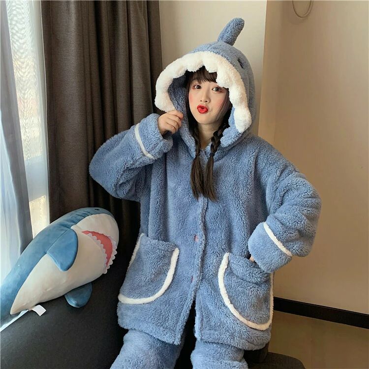 商品情報 製品仕様 商品名：パジャマ サイズ：M、L、XL 素材：ポリエステル 【サイズについて】 画像をご参照ください。 おすすめポイント ★手洗いもしくは、ネット使用の洗濯機洗い（ソフトコース）をお勧めします。 ★縫製品につき、生地を織る際の糸の継ぎ目や多少のほつれ、糸が出る、シワ・折り目、製造時の汚れ・シミ（洗濯にて除去可能な汚れがあります。） ★生地によっては摩擦（特に湿った状態での摩擦）や、汗や雨などで濡れたときは、他の衣類や下着に移染する場合がございます。また淡色物に色移りする場合がございますので、お洗濯後は他の洗濯物と重ね合わせずに、すみやかに（脱水、乾燥等）するようにお願いいたします。 注意事項 ※商品写真はできる限り実物の色に近づけるよう加工しておりますが、お客様が使用するパソコンのモニター設定や部屋の照明により多少、色の変化が感じられる場合がございます。 ・表記しているサイズは平置きで採寸ですので、±0.5?1 cmの誤差が生じる場合がございます。 ・仕入れ時期により細部が画像と若干違う場合や日本語表示の品質タグがついていない場合がございます。気になさる方はご遠慮ください。 ・製造中（縫製、染色など）により商品において色味や柄、サイズに若干の誤差や、生地を織る際に糸の継ぎ目や多少のほつれ等が生じる場合がございますが、品質上の問題ではございませんのでご了承の上お買い求めくださいませ。 ・機械による生産の為、生地の継ぎ目の若干のズレやほつれなど、形やサイズに多少の誤差が生じる場合がございます。 ・同じ商品でも“生産時期”や“カラー“により形やサイズに多少の“誤差“が生じる場合もございます。 ※予め十分ご確認の上、ご注文頂きますようお願い申し上げます。 関連キーワード 寝袋人型 人型寝袋 歩ける寝袋 着る寝袋 歩ける 人型 寝袋 人型 送料無料 着る 寝袋 シュラフ 冷え性 冷え症 足 背中 肩 あったか 車中泊 グッズ 冬用 人型寝袋 ダウン 防寒 キャンプコンパクト 軽量 連結 防寒 大人 封筒 通気性 収納 かわいい あったかい 温かい 連結可能 保温 軽い 持ち運び 温度調節 最強 レベルの防寒性能 冬用 冬 登山 キャンプ レジャー 布団 アウトドア 車中泊 秋 ツーリング 災害 防災グッズ 地震 ねぶくろ スリーピングバッグ 防災用 野外活動 山登り 仮眠 天体観測 室内 親子 残業 ペア 子ども 子供商品情報 製品仕様 商品名：パジャマ サイズ：M、L、XL 素材：ポリエステル 【サイズについて】 画像をご参照ください。 おすすめポイント ★手洗いもしくは、ネット使用の洗濯機洗い（ソフトコース）をお勧めします。 ★縫製品につき、生地を織る際の糸の継ぎ目や多少のほつれ、糸が出る、シワ・折り目、製造時の汚れ・シミ（洗濯にて除去可能な汚れがあります。） ★生地によっては摩擦（特に湿った状態での摩擦）や、汗や雨などで濡れたときは、他の衣類や下着に移染する場合がございます。また淡色物に色移りする場合がございますので、お洗濯後は他の洗濯物と重ね合わせずに、すみやかに（脱水、乾燥等）するようにお願いいたします。 注意事項 ※商品写真はできる限り実物の色に近づけるよう加工しておりますが、お客様が使用するパソコンのモニター設定や部屋の照明により多少、色の変化が感じられる場合がございます。 ・表記しているサイズは平置きで採寸ですので、±0.5?1 cmの誤差が生じる場合がございます。 ・仕入れ時期により細部が画像と若干違う場合や日本語表示の品質タグがついていない場合がございます。気になさる方はご遠慮ください。 ・製造中（縫製、染色など）により商品において色味や柄、サイズに若干の誤差や、生地を織る際に糸の継ぎ目や多少のほつれ等が生じる場合がございますが、品質上の問題ではございませんのでご了承の上お買い求めくださいませ。 ・機械による生産の為、生地の継ぎ目の若干のズレやほつれなど、形やサイズに多少の誤差が生じる場合がございます。 ・同じ商品でも“生産時期”や“カラー“により形やサイズに多少の“誤差“が生じる場合もございます。 ※予め十分ご確認の上、ご注文頂きますようお願い申し上げます。 関連キーワード 寝袋人型 人型寝袋 歩ける寝袋 着る寝袋 歩ける 人型 寝袋 人型 送料無料 着る 寝袋 シュラフ 冷え性 冷え症 足 背中 肩 あったか 車中泊 グッズ 冬用 人型寝袋 ダウン 防寒 キャンプコンパクト 軽量 連結 防寒 大人 封筒 通気性 収納 かわいい あったかい 温かい 連結可能 保温 軽い 持ち運び 温度調節 最強 レベルの防寒性能 冬用 冬 登山 キャンプ レジャー 布団 アウトドア 車中泊 秋 ツーリング 災害 防災グッズ 地震 ねぶくろ スリーピングバッグ 防災用 野外活動 山登り 仮眠 天体観測 室内 親子 残業 ペア 子ども 子供