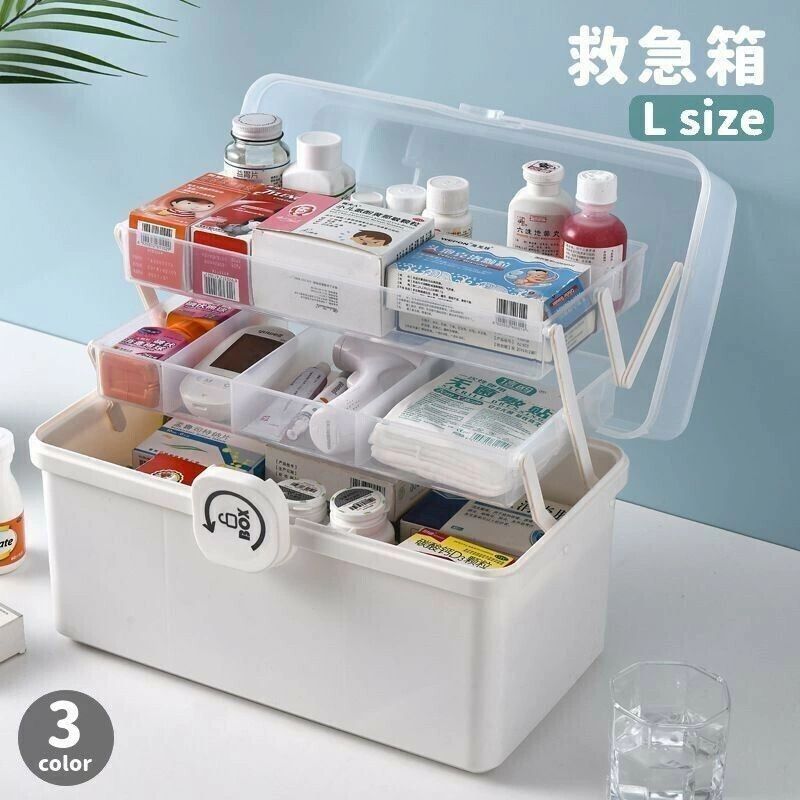 クリアカラーの上蓋で中が見えやすく使い勝手抜群な救急箱。 3段構造で収納しやすく、見た目もかわいらしいデザインです♪ ※中身の入った画像は使用イメージです。 　実際の商品には薬・小物等は付属しておりません。 ※Sサイズ/Mサイズも別ページにて販売中です。 　「zak-32770-1」で検索して下さい。 【サイズについて】 画像をご参照ください。 【カラーについて】 生産ロットにより柄の出方や色の濃淡が異なる場合がございます。 お使いのモニターや撮影時の光の加減などにより 画像と実際の商品のカラーが異なる場合もございます。 予告なしにカラーやデザインなどの変更がある場合もございます。 【素材について】 PP