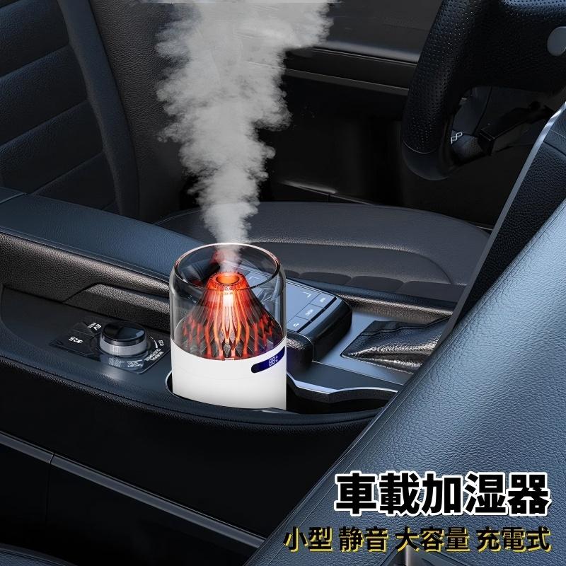 商品名：車載加湿器 カラー：ホワイト、ブラック 商品特徴 加湿器の特長：美しいデザイン： 洗練されたデザインが特徴。シンプルでありながらも、どんなインテリアにも調和し、お部屋を一層魅力的に彩ります。 超音波技術： 超音波振動により水を微細な霧に変え、空気中に均等に拡散。部屋全体にうるおいを届けます。乾燥からくる肌のかゆみやのどの渇きを解消し、快適な生活をサポートします。 静音設計： 静音モードも搭載。夜寝る時や仕事中でも気にならず、安心して使用できます。静かな空間でリラックスしたい方にピッタリです。 簡単操作： ワンボタンで操作可能。水の補充も簡単で、忙しい日常でもストレスなくお使いいただけます。 アロマディフューザー機能： お好みのアロマオイルを加えることで、リラックス効果や気分転換も叶います。自分だけの癒しの空間を演出できます。 加湿器は、快適な空間作りの新しいスタンダードです。日々の生活に癒しをプラスし、健康な暮らしをサポートします。 乾燥が気になる季節、加湿器で心地よい湿度を保ちましょう。どんな場面でも、あなたの快適な空間を創り出すお手伝いをします。 注意事項 写真は実物と同じように撮影されます。撮影中の光とモニターの解像度が異なるため、多少の色の違いは品質上の問題ではございませんので、予めご了承ください。 製品の仕様は品質の向上・改善のため、予告なく変更される場合が御座います。 当店ではラッピングのサービスを行っておりません、ご了承ください。 ※取り扱い上のご注意をよくお読みの上ご使用下さい。