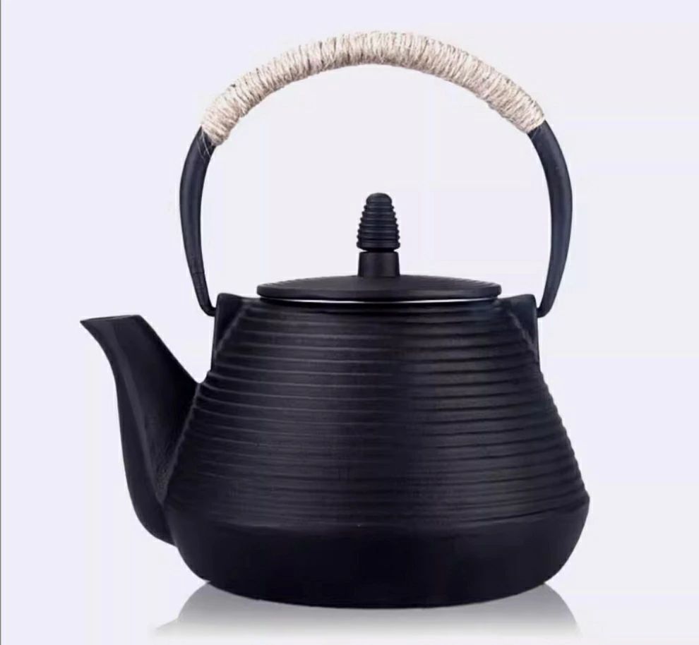 □商品詳細 商品詳細 ★鉄器 砲口 提梁壺 鉄瓶 急須◆ ★ 対応 鉄やかん 鉄分補給 鉄びん★1L サイズ：容量1L 【素材】鋳鉄 本体重量：約1750g （自己測定、誤差があります、ご了承ください） 全体の高さ：18.3cm,ティーポット直径：14.5cm, ※鋳物のため大きさには多少の誤差が生じます。 ? ※こちらの商品は湯沸かし用の鉄瓶となります。茶漉しは付属されておりません。 ? ※使用説明書を一緒に送付しますので、ご確認の上ご使用・保存してください。 ? ※お客様がお使いのパソコン、スマートフォンなどのモニターの発色具合により、実際のものと色味が異なる場合がございます。稀に塗装ムラや筋、凸凹、小さな穴（のようなもの）などがありますが、作業工程上の痕ですので品質を損なうものではございません。鉄器ならではの風合いとしてご了承下さい。 ? ※沖縄・離島への配送は不可となります。 ※上記のエリアからの申し込みは返礼品の手配が出来ないため、「キャンセル」または「寄附のみ」とさせていただきます。予めご了承ください。 ? ※電話対応行っておりません。メールか掲示板での対応のみになります。 ? ※お使いのパソコンの環境により、商品画像と実際の商品の色が多少違う場合がございます。 ? ※商品が到着しましたら、不良、破損がないかご確認ください。万一破損等ございましたら、3日以内にご連絡ください。お時間がたちますと、交換等できない場合がございます。 ※スムーズに取引できますように心がけておりますので、どうぞよろしくお願いいたします。
