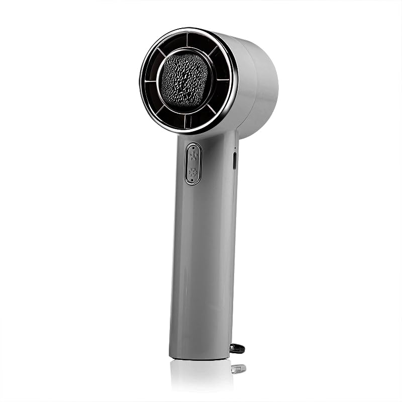 ブランド:TAQISONG色:ホワイト電動ファンのデザイン:卓上扇風機電源:バッテリー式スタイル:?典的商品の寸法:5.1奥行き x 5.3幅 x 15.8高さ cm付属コンポーネント:充電ケーブルメーカー:?TAQISONG型番:?K56梱包サイズ:?16.3 x 5.6 x 5.4 cm色:?ホワイト電源:?バッテリー式梱包重量:?0.18 キログラム電池使用:?いいえブランド名:?TAQISONGASIN:B0DZ6NWFTRAmazon.co.jp での取り扱い開始日:2025/3/4? ??【冷感プレートで冷やす・熱中症対策】ハンディファンはベルチェ半導冷却プレートを搭載、暑い夏には冷却機能をオンにして、冷却プレートを首、額、手首などに貼り付けるだけで、心地よく氷のような冷たさが感じられます。 夏には欠かせない便利なアイテム。???注意：冷却機能は送風機能使用後にのみ使用可能で、単独では使用できません。また、冷却機能を作動させるには、冷却ボタンを押す必要があります。冷感不要の時は取り消すことでより長時間稼働可能。???冷却効果は肌への冷却のみで、送風を冷風にすることはできません???。? ??【5段階風量調節・強力送風】ハンディ扇風機は空気力学に基づいたデザインにより、小型なのに送風は強い。5枚の羽根が搭載されて効率的に送風することができます。5段階の風量が調節できますので、強風で暑い夏でも涼しくなります。電源ボタンを押すだけで風量を変えることができます。? ??【3in1多機能デザイン】 この 冷却プレート ハンディファン は、 手持ち扇風機 、 卓上扇風機 、掛け 携帯扇風機 の3つの機能を兼ね備えています。 ハンディ扇風機 は手持ちとして使用するだけでなく、デスクに置いて卓上扇風機としても利用可能です。さらに、カラビナ付きでバッグやリュックに簡単に掛けることができるため、外出先でも持ち運びやすく、使い勝手が抜群です。キャンプやハイキング、スポーツ観戦などのアウトドア活動にもぴったりです。? ??【Type-C充電式・長時間稼働】?ミニ扇風機はUSBポートを搭載、多様な充電方法に対応、パソコンや充電器、モバイルバッテリーで充電可能で、送風しながら充電も可能で、お出かけ時も安心です。4000mAhのバッテリーの容量で、弱風量は最長10時間作動可能です。???注意：過度の充電電圧はバッテリーを損傷する恐れがあります。 5V-2Aの充電プラグをご使用ください。急速充電プラグの使用は避けてください。充電時間は約3.4時間。? ??【コンパクト・持ち運びやすい】手持ち扇風機はコンパクトで、わずか148gの重さ。女性にも長時間持っていても疲れません。コンパクトでバッグに収納するのも便利です。旅行・通勤・通学。・買い物・お出かけといった普段使いでのマスク装着時の蒸れ解消はもちろん、アウトドアでの暑さ対策や熱中症対策にも一役買ったりと、いろいろなシーンで使えるのが魅力です。? ??【メーカーによる一年安心保障】メーカーから一年間の商品保証を提供します。商品について何かありましたら、いつでもメーカーサポートセンターにご連絡ください。パッケージ内容：扇風機本体×1、充電ケーブル×1、取扱説明書×1ブランド:TAQISONG色:ホワイト電動ファンのデザイン:卓上扇風機電源:バッテリー式スタイル:?典的商品の寸法:5.1奥行き x 5.3幅 x 15.8高さ cm付属コンポーネント:充電ケーブルメーカー:?TAQISONG型番:?K56梱包サイズ:?16.3 x 5.6 x 5.4 cm色:?ホワイト電源:?バッテリー式梱包重量:?0.18 キログラム電池使用:?いいえブランド名:?TAQISONGASIN:B0DZ6NWFTRAmazon.co.jp での取り扱い開始日:2025/3/4? ??【冷感プレートで冷やす・熱中症対策】ハンディファンはベルチェ半導冷却プレートを搭載、暑い夏には冷却機能をオンにして、冷却プレートを首、額、手首などに貼り付けるだけで、心地よく氷のような冷たさが感じられます。 夏には欠かせない便利なアイテム。???注意：冷却機能は送風機能使用後にのみ使用可能で、単独では使用できません。また、冷却機能を作動させるには、冷却ボタンを押す必要があります。冷感不要の時は取り消すことでより長時間稼働可能。???冷却効果は肌への冷却のみで、送風を冷風にすることはできません???。? ??【5段階風量調節・強力送風】ハンディ扇風機は空気力学に基づいたデザインにより、小型なのに送風は強い。5枚の羽根が搭載されて効率的に送風することができます。5段階の風量が調節できますので、強風で暑い夏でも涼しくなります。電源ボタンを押すだけで風量を変えることができます。? ??【3in1多機能デザイン】 この 冷却プレート ハンディファン は、 手持ち扇風機 、 卓上扇風機 、掛け 携帯扇風機 の3つの機能を兼ね備えています。 ハンディ扇風機 は手持ちとして使用するだけでなく、デスクに置いて卓上扇風機としても利用可能です。さらに、カラビナ付きでバッグやリュックに簡単に掛けることができるため、外出先でも持ち運びやすく、使い勝手が抜群です。キャンプやハイキング、スポーツ観戦などのアウトドア活動にもぴったりです。? ??【Type-C充電式・長時間稼働】?ミニ扇風機はUSBポートを搭載、多様な充電方法に対応、パソコンや充電器、モバイルバッテリーで充電可能で、送風しながら充電も可能で、お出かけ時も安心です。4000mAhのバッテリーの容量で、弱風量は最長10時間作動可能です。???注意：過度の充電電圧はバッテリーを損傷する恐れがあります。 5V-2Aの充電プラグをご使用ください。急速充電プラグの使用は避けてください。充電時間は約3.4時間。? ??【コンパクト・持ち運びやすい】手持ち扇風機はコンパクトで、わずか148gの重さ。女性にも長時間持っていても疲れません。コンパクトでバッグに収納するのも便利です。旅行・通勤・通学。・買い物・お出かけといった普段使いでのマスク装着時の蒸れ解消はもちろん、アウトドアでの暑さ対策や熱中症対策にも一役買ったりと、いろいろなシーンで使えるのが魅力です。? ??【メーカーによる一年安心保障】メーカーから一年間の商品保証を提供します。商品について何かありましたら、いつでもメーカーサポートセンターにご連絡ください。パッケージ内容：扇風機本体×1、充電ケーブル×1、取扱説明書×1