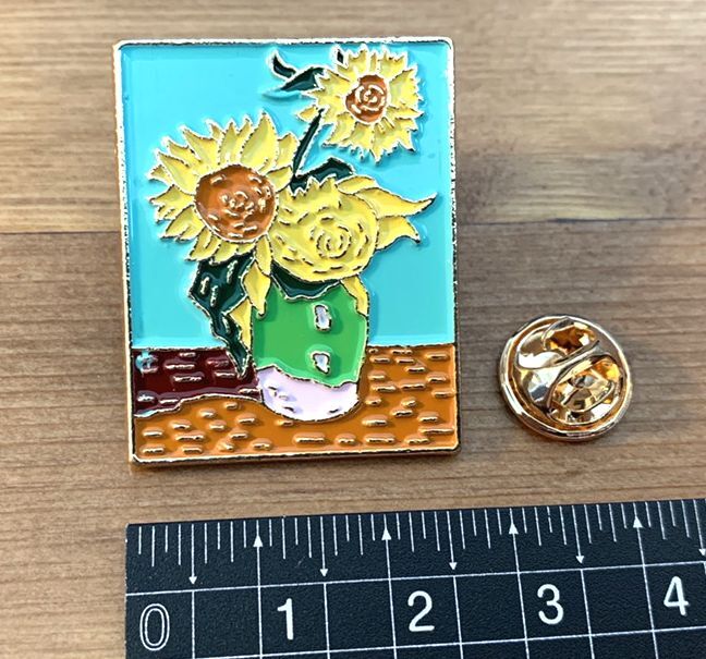 ゴッホ ひまわり 絵画風 ピンズ 合金製 可愛い バタフライクラッチ バッジ ラペルピン ブローチ スーツ 胸元 面白 グッズ 雑貨 R0072の商品画像 2
