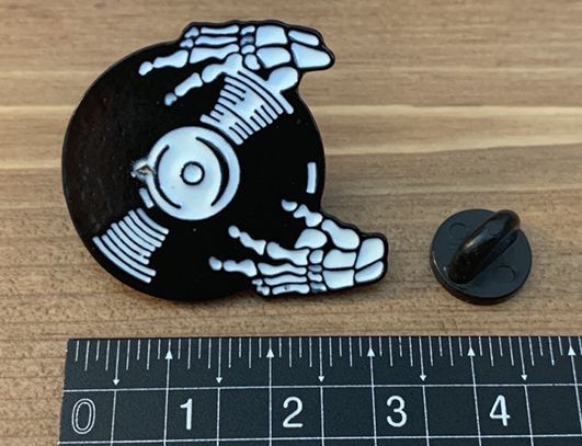 スカル 骸骨 レコード ホラー ピンバッジ ピンズ 合金製 バタフライクラッチ バッジ ラペルピン ブローチ スーツ 胸元 面白 グッズ 雑貨 R0081の商品画像 2