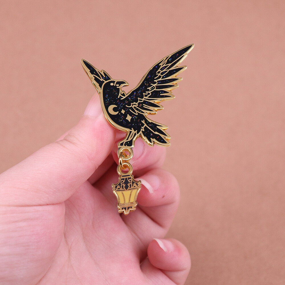 ピンバッジ カラス ランタン 月 ファンタジー バッジ ラペルピン ブローチ スーツ 可愛い 胸元 面白 グッズ 雑貨 R0424の商品画像 3