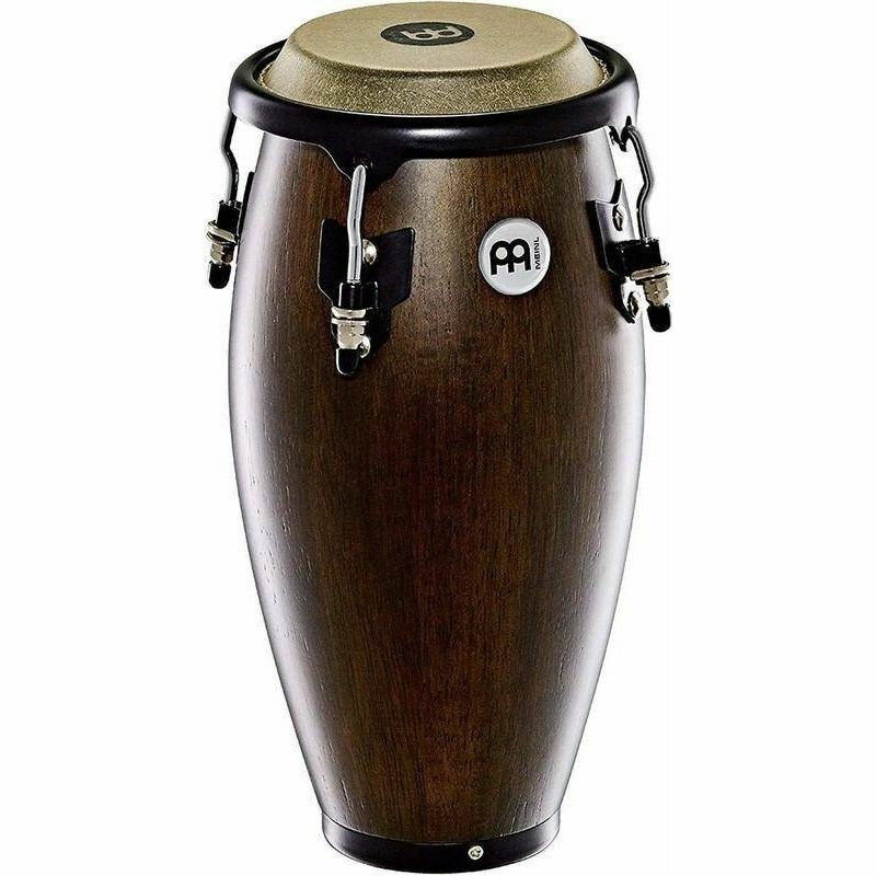 MEINL MINI CONGAS MC100 VWB ミニコンガ フルサイズコンガ同様の特徴をもつ MEINL ミニコンガは、叩いて楽しいのはもちろん、ナチュラルウッドのボディとクロームハードウエアからなる美しいルックスも魅力的です。高さは11&quot;(約28cm)で、通常のコンガの約2/5サイズです。バッファロースキン製ヘッドと4つのチューニングラグを備えており、リッチなサウンドを生み出します。場所を選ばず持ち運び気軽にジャムセッションをお楽しみいただけます。贈り物にも最適です。・ 通常のMEINLコンガと同じ構造を2/5サイズで実現・ バッファロースキン製ヘッドと4つのクロームラグ、ラウンドリム・ ジャムセッション、ドラムサークルに最適