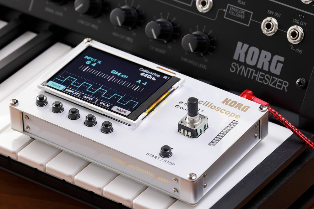 KORG Nu:tekt NTS-2 oscilloscope kit 現代ミュージシャンの為のマルチツール Nu:Tekt NTS-2 オシロスコープ・キットは、4 チャンネル・オシロスコープをベースにした CV（コントロール・ボルテージ）信号とオーディオ信号を同時にモニタリングできるミュージシャン向けの DIY 多機能ツールです。 オシロスコープ機能に加えて、フレキシブルなウェーブフォーム・ジェネレーター、スペクトラム・アナライザー、チューナー機能を、あなたの手のひらに収まる自作デバイスに組み込んでいます。 当初、NTS-2 は書籍「PATCH &amp; TWEAK with KORG」とのバンドルとしてリリースされ、高い評価を得ました。 そして今回スタンドアロンのキットとして入手可能となりました。 NTS-2 は、あらゆるバックグラウンドや経験レベルをもつミュージシャンやクリエイターたちが音楽的旅路をナビゲートするのに最適なツールであり、技術を磨くための確かなリファレンスを提供します。 スタジオの必需品 NTS-2 オシロスコープ・キットは、コンパクトで組み立ても簡単（*）。しかし、その小さな形状に油断をしないでください。その威力は驚異的です。 NTS-2 はオシロスコープ、チューナー、FFT、スペクトル・アナライザーであり、正確かつ直感的な操作性で実に便利なツールです。 そして、それだけではありません。デュアル・ステレオTHRU/OUT 端子と 2 つの出力端子を使用すれば、お使いのシンセサイザーにすぐ接続でき、デュアルウェーブ・ジェネレーターによりオシレーターや LFO のペアを追加することができます。 ビギナーからプロまで、あらゆるシンセサイザー愛好家のための理想的なツールです。 (*)はんだ付け不要。組み立て時間は 20 分程度です。 シンセ・ビギナーのベストパートナー シンセサイザーは何よりもまず楽器ですが、目を使って耳を補うことができれば、より簡単に、より直感的にシンセサイザーについて学ぶことが可能です。 音の状態をただ聴くだけでなく、波形がどのように変化して相互に作用するかを視覚的にわかることができれば、波形や周波数、時間の関係、オーディオシグナル、CV が明確になり、即座に理解できるようになります。 パッチングや調整をする際、実際にシグナルを目にすることで、学習の工程は大いに加速します。 信号と電圧を可視化するツールであるオシロスコープは、科学的な機器として登場してから長い年月が経ちました。 一方で、ミュージシャンが使いこなすには難解と取られがちです。しかし、もうその心配はありません。ミュージシャンのためのオシロスコープが初めて開発されました！ NTS-2 のインターフェースはシンプルかつ明白で、使い方も簡単です。 難しいパラメータを理解しようとしなくても、シグナルを見て即時にわかるようになりました。音楽制作に全力で集中できる、心強い相棒です。 ミュージシャンのための便利なツールセット 手のひらサイズの NTS-2 には便利な機能が多数搭載されており、見た目も優雅。どこへでも持ち運べます。 4 チャンネル・オシロスコープ デュアル・ステレオ入力により最大 4 つのシグナルを同時に確認でき、それぞれの比較やオーバーラップ表示も簡単です。 カラーでシグナルを確認できる各種表示モードは、SF 映画に登場するクラシカルなオシロスコープよりもずっと進化しました。 専用メニューボタンとクリック式エンコーダーノブ、そして視覚性の良い 240×320 画素、2.8 インチ・カラー液晶ディスプレイを採用したことで、わかりやすく応答性の良いユーザーインターフェースを実現しました。 このオシロスコープには、広く利用可能なオシロスコープ・アートを視覚化できる強力なリサージュ・モードもあります。 これにより創造性への扉が開かれ、このデバイスをさらに楽しむことができます。 FFT/スペクトル・アナライザー あらゆるシグナルを分析するために、NTS-2 には専用の FFT（高速フーリエ変換）モードによるリアルタイム・スペクトル・アナライザーを搭載しています。 このようなツールは、高価なハードウェアやコンピューターがなければ使用できず、これまではミュージシャンにとって手の届かないものでした。 そんな高嶺の花を、これからはポケットに入れて携帯できるようになります。 デュアルウェーブ・ジェネレーター NTS-2 は単なるオシロスコープではありません。ウェーブ・ジェネレーター・モードには専用出力を持つ 2 つのオシレーターがあるため、シンセツールのテストや、クリエイションに活用できます。 それぞれのオシレーターはサイン波、矩形波、三角波、鋸歯状波、パルス波、あるいはノイズを発生させることができ、その形状と位相は用途に合わせて調整できます。 これらはオーディオとしても、CV ソースとして使用することも可能です。 また、連続的に周期設定をしたり、ワンショットのインパルスのように再生したりすることもできます。 つまり、LFO やエンベロープ、トリガー、CV ジェネレーター、そして音源として使うことができるのです。 NTS-2 をパッチ可能なシンセサイザーに繋ぐと瞬く間に機能を拡張することができる、アナログシンセ・プレイヤーの夢のツールとなります。 チューナー NTS-2 は KORG 製品ですのでこの多機能ユーティリティ・キットにも正確かつ簡単操作のチューナーが複数の表示モードとともに搭載されています。 最大 4 つの入力シグナルを同時に受信し解析できる NTS-2 は、多くのアナログシンセを有するプレイヤーにもおすすめのツールです。 接続性と使いやすさ コンパクトながらもスタジオとの接続性は抜群の NTS-2。 最大 4 チャンネルの入力とデュアル波形出力に加えて、デュアル・ステレオ THRU/OUT ポートが設けられているので、あなたのスタジオ・システムへのインストールも思いのままです。 シグナルを見ながら使用することができれば、常にケーブルを抜き差しするよりも、ずっと作業が楽になります。 手軽な機能のおかげで、NTS-2 の電源を切っていても、シグナルフローを常に維持できます。 また、NTS-2 は電池でも USB-C 電源でも、その時の必要に応じてお選びいただけます。 重要なお知らせ： - NTS-2 オシロスコープ・キットは、スタンドアロン・キットであり、NTS-2 + PATCH &amp; TWEAK with KORG に同梱されていた書籍「PATCH &amp; TWEAK with KORG」や専用のサイド パネル、ステッカーは同梱しておりません。 - 書籍「PATCH &amp; TWEAK with KORG」は、www.bjooks.com から購入可能です。 SPEC 外形寸法（W x D x H） 129 mm x 78 mm x 39 mm 質量 130g（電池含まず） 電源 単 4 型電池 2 本（アルカリ 1.5V x 2 本またはニッケル水素 1.2 x2 本）、USB バス電源（500mA 以下） 入出力 入力：3.5mm ステレオ x2、±10V max スルー出力：3.5mm ステレオ x2 出力：3.5mm モノラル x2、±5V max オシロスコープ: ディスプレイ・モード：シングル、ステレオ（Input1L-INPUT1R、Input1L - Input2L、Input2L - Input2R）、4ch、XY （リサージュ・モード、2ch） Vertical : 10mV～5V/div、AC/DC モード切り替え可能 Horizontal：50us～1s/div トリガー : Auto、Rise、Fall、Single(rise)、Single(fall) FFT（スペクトラム・アナライザー） 入力 : モノラル （1L、1R、2L、2R） 周波数範囲 20Hz～20kHz ファンクション・ジェネレーター 波形：sine、square、triangle、saw、noise、pulse、envelope 周波数範囲 : 1Hz～10kHz、Hz/NOTE モード切り替え可能、[1ms～10s、sec/BPM 切り替え可能（pulse、 envelope モード)] 出力レベル：10Vpp max、V/dB モード切り替え可能 チューナー ディスプレイ・モード: ニードル、メーター 入力：モノラル、ステレオ（Input1L-Input1R、Input1L-Input2L） キャリブレーション：410～480Hz 付属品：USB ケーブル、組み立て説明書