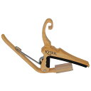 Kyser KG6MA Maple Quick Change Capo アコースティック用カポ Kyser Quick-Change は、精巧にデザインされた高耐久性のカポタストです。チューニングやコードフォームを変えずにギターのピッチを上げて異なるキーで演奏するという、カポタスト本来の目的を確実に果たしてくれる製品です。初心者か熟練のプロミュージシャンであるかに関わらず、ほんの数秒で、片手だけを使ってピッチを変えることができます。 Kyser Quick-Change の魅力はそのシンプルさにあります。近年では様々なデザインのカポタストが販売されていますが、同分野のパイオニアである本製品には、誰にも真似できない唯一無二の意匠が込められています。