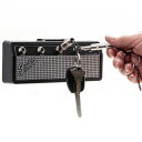 Fender Mini Twin Amp Jack Rack ユニークなアイデアの音楽雑貨を排出するPLUGINZより、Fender（フェンダー）オフィシャル・ライセンスモデル『Mini Twin Amp Jack Rack』が新登場！ Pluginz Keychains Jack Rackは玄関の壁などに取り付けたアンプヘッド型ジャックボックスに、フォンプラグを使用したキーホルダーを差し込んで鍵を保管するユニークなアイテム。キーホルダーは4本までプラグイン可能。ジャックボックスの背面がスライドで取り外しが可能なパネルで、このパネルを壁に固定してジャックボックスを取り付けます。取り付けにはネジを使用、石膏ボード用のアンカーも付属してます。 フェンダー社より発売されている『MINI '65 TWIN-AMP』と同様の素材スペックを採用しており、付属される4本のプラグ型キーチェーンのプラグ部には『Fロゴ』が入っており、フェンダーファンはもちろん、バンドマンや音楽好きな方、またはお土産やプレゼントにもオススメできるコレクタブルなアイテムです。 同梱 ・Fロゴキーチェン 4本 ・本体取り付けネジ 4本 ・ボードアンカー 4個 ・固定用ビス 1本