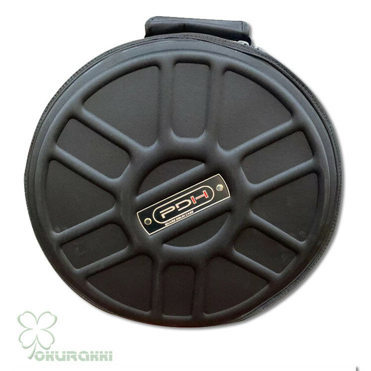 【商品特徴】 ◎ボディーに軽量かつ堅牢/リュックタイプスネアドラム用ケース。 ◎楽譜などの小物を収納できますポケットを標準装備 ◎保護能力の高いクッションを採用し、大切な機材を運搬時のダメージから守るスネアドラムケース ◎楽器に合わせてぴったりホールドで安心な持ち運びが可能。 【商品スペック】 ●外装生地/防水性600Dオックスフォード ●サイズ 14"×6.5" ●ショルダーストラップ2本付属 ※画像はイメージです。楽器本体は付属しておりません。