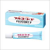 商品説明 ステロイド剤配合皮膚炎薬 化膿してジュクジュクした患部や、かき壊して化膿を伴っている患部にも効果を発揮します。 ○フルオシノロンアセトニド 外用として開発されたストロングタイプのステロイド（合成副腎皮質ホルモン）です。優れた抗炎症作用があります。 ○フラジオマイシン硫酸塩 皮膚感染を起こす多くの細菌に有効な抗生物質です。化膿した患部での細菌の増殖を防ぎます。また、毛のう炎、とびひにも効果があります。 ※軟膏剤は刺激が少なく、皮膚を保護する作用もあるので、ジュクジュクした患部にもカサカサした患部にも適しています。 効能・効果 ○化膿を伴う次の諸症：湿疹、皮膚炎、あせも、かぶれ、しもやけ、虫さされ、じんましん ○化膿性皮膚疾患（とびひ、めんちょう、毛のう炎） 使用上の注意 ■してはいけないこと （守らないと現在の症状が悪化したり，副作用がおこりやすくなります） 1．次の人は使用しないこと 　（1）本剤によるアレルギー症状を起こしたことがある人。 　（2）抗生物質又は副腎皮質ホルモンによりアレルギー症状を起こしたことがある人。 2．次の部位には使用しないこと 　（1）水痘（水ぼうそう），みずむし・たむし等のある患部。 　（2）湿潤，ただれのひどい患部。 　（3）目，目の周囲 3．顔面には広範囲に使用しないこと 4．化粧用やひげそり後用として使用しないこと 5．長期連用しないこと ■相談すること 1．次の人は使用前に医師又は薬剤師に相談すること 　（1）医師の治療を受けている人。 　（2）本人又は家族がアレルギー体質の人。 　（3）薬によりアレルギー症状を起こしたことがある人。 　（4）顔，口唇などの粘膜に使用する人。 　（5）患部が広範囲の人。 　（6）深い傷やひどいやけどの人。 　（7）妊婦又は妊娠していると思われる人。 　（8）高齢者 2．次の場合は，直ちに使用を中止し，この添付文書を持って医師又は薬剤師に相談すること 　（1）使用後，次の症状があらわれた場合 　［関係部位：症状］ 　皮ふ：発疹・発赤，かゆみ，ただれ 　皮ふ（患部）：みずむし・たむし等の白癬症，にきび，化膿症状，持続的な刺激感 　(2）5〜6日間使用しても症状がよくならない場合 成分・分量 1g中 フルオシノロンアセトニド（合成副腎皮質ホルモン）・・・0.25mg フラジオマイシン硫酸塩（抗生物質）・・・3.5mg（力価） 添加物：サラシミツロウ、パラベン、プロピレングリコール、ラウリン酸ポリエチレングリコール、ワセリン 用法・用量 1日1〜数回、適量を患部に塗布する。 内容量 5g 保管及び取り扱い上の注意 （1）直射日光の当たらない湿気の少ない涼しい所に密栓して保管してください。 （2）小児の手の届かない所に保管してください。 （3）他の容器に入れ替えないでください。（誤用の原因になったり品質が変わることがあります。） （4）使用期限（外箱に記載）を過ぎたものは服用しないでください。 お問い合わせ先 ココ第一薬局　045-364-3400 製造販売元（会社名・住所） 田辺三菱製薬（株） 〒541-8505 大阪府大阪市中央区道修町3-2-10 広告文責 株式会社ココ第一薬品薬剤師：和田　弘 発売元 田辺三菱製薬株式会社 生産国 日本 商品区分 医薬品：【第(2)類医薬品】 おすすめ商品 フルコートF (5g)×2 1790円 楽天国際配送対象商品（海外配送) 詳細はこちらです。 Rakuten International Shipping ItemDetails click here 検索ワード フルコートf 軟膏 5g/フルコート/皮膚の薬/しっしん・かゆみ/軟膏 　こちらの商品は約、　15g　の重さです。 　使用期限まで1年以上あるものをお送りします。