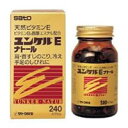 商品説明 ビタミンE主薬製剤ユンケルEナトールは・・・ ○過酸化脂肪の増加を防止し、末梢血行障害の諸症状に効果をあらわします。 ○肩こり、冷え、手足のしびれなどの更年期症状をやわらげます。 ○コハク色をした、だ円形のソフトカプセルです。 効能・効果 ユンケルEナトールは・・・ ○過酸化脂肪の増加を防止し、末梢血行障害の諸症状に効果をあらわします。 ○肩こり、冷え、手足のしびれなどの更年期症状をやわらげます。 ○コハク色をした、だ円形のソフトカプセルです。 使用上の注意 相談すること 1. 次の人は服用前に医師又は薬剤師にご相談ください 　医師の治療を受けている人。 2. 次の場合は、直ちに服用を中止し、この文書を持って医師又は薬剤師にご相談ください （1）服用後、次の症状があらわれた場合 関係部位及び症状 皮　　ふ；発疹・発赤、かゆみ 消化器；悪心・嘔吐、胃部不快感 （2）1ヵ月位服用しても症状がよくならない場合 3. 生理が予定より早くきたり、経血量がやや多くなったりすることがあります。出血が長く続く場合は、医師又は薬剤師にご相談ください 4. 次の症状があらわれることがありますので、このような症状の継続又は増強が見られた場合には、服用を中止し、医師又は薬剤師にご相談ください 　　便秘、下痢 成分・分量 3カプセル中 d-α-トコフェロール（天然ビタミンE）・・・300mg （末梢の血流を改善し、脂質の酸化を防ぎます。） ビタミンB2酪酸エステル・・・10mg （体内の過酸化脂質を分解し、血流を改善します。） γ-オリザノール・・・10mg （神経の働きを活性化し、手足のしびれや疲労に効果をあらわします。） 添加物として、中鎖脂肪酸トリグリセリド、ゼラチン、グリセリン、D-ソルビトール、パラベンを含有します。 用法・用量 下記の1回服用量を食後に服用します。ただし、1日2回服用する場合は朝夕、1日3回服用する場合は朝昼夕に服用してください。 ○大人（15才以上）・・・1回服用量1カプセル、1日服用回数2〜3回 ○15才未満・・・服用しないでください 内容量 240カプセル　　 保管及び取り扱い上の注意 （1）直射日光の当たらない湿気の少ない涼しい所に密栓して保管してください。 （2）小児の手の届かない所に保管してください。 （3）他の容器に入れ替えないでください。（誤用の原因になったり品質が変わることがあります。） （4）使用期限（外箱に記載）を過ぎたものは服用しないでください。 お問い合わせ先 ココ第一薬局　045-364-3400 製造販売元（会社名・住所） 佐藤製薬（株） 〒107-0051 東京都港区元赤坂1‐5‐27 AHCビル 広告文責 株式会社ココ第一薬品薬剤師：和田　弘 発売元 佐藤製薬株式会社 生産国 日本 商品区分 医薬品：【第3類医薬品】 楽天国際配送対象商品（海外配送) 詳細はこちらです。 Rakuten International Shipping ItemDetails click here 検索ワード ユンケルEナトール 240カプセル/ユンケル/ビタミン剤/冷え・血行障害/カプセル 　こちらの商品は約、　435g　の重さです。 　使用期限まで1年以上あるものをお送りします。