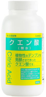 商品説明 「食品添加物 クエン酸(結晶) 500g」は、サツマイモ等を発酵させて作ったクエン酸(製菓用食品添加物)です。ジュースの味付け、お料理、おそうじなど、様々なものに利用できます。 効能・効果 クエン酸は体内でエネルギーを作り出すクエン酸サイクルに関与している物質で、ジュースの味付け、お料理、おそうじなど、様々なものに利用されています。 使用上の注意 ★保管及び取扱い上の注意 ・小児の手の届かないところに保管してください。 ・目に入った場合は、流水で良く洗い流してください。 ・皮ふに付いた場合は、石けんで十分に洗浄して洗い流してください。 ・直射日光をさけ、湿気の少ない涼しい所に保管してください。(室温保存) ・誤用をさけ、品質を保持するために、他の容器に入れかえないでください。 ・極端に高温の場所又は低温の場所など、温度変化の激しいところで保管した場合、塊(固化)を生じることがあるので、注意してください。 ・賞味期限を過ぎた製品は使用しないでください。 成分・分量 本品はクエン酸（C6H8O7＝192.13）99.5％以上を含む。本品は、無水物である。) 用法・用量 ・紅茶やジュースなどに酸味を加える目的で直接振りかけて使う。 ・ジュースを作る。 ★しそジュースの作り方 (材料)赤しそ葉400g、クエン酸25g、砂糖1kg、水2L (作り方)水洗いした赤しその葉をお湯に入れ、3分程度煮た後に、しその葉を全部取り出し、クエン酸、砂糖を入れ、室温になるまで放置し、布ごしをしてできあがり。冷やしてお好みの濃度に薄めて飲む。 ・ポットや水筒の洗浄に使う。(クエン酸濃度：約1％) クエン酸約25gをポットに入れ、お湯を口切まで加えて一晩おきます。 ※おそうじなどに使用する際、塩素系の製品に混ぜたり、併用すると塩素ガスが出て危険ですから一緒に使用しないでください。 内容量 500g×2 保管及び取り扱い上の注意 （1）直射日光の当たらない湿気の少ない涼しい所に密栓して保管してください。 （2）小児の手の届かない所に保管してください。 （3）他の容器に入れ替えないでください。（誤用の原因になったり品質が変わることがあります。） （4）使用期限（外箱に記載）を過ぎたものは服用しないでください。 お問い合わせ先 ココ第一薬局　045-364-3400 製造販売元（会社名・住所） 大洋製薬東京都文京区本郷3-14-16 広告文責 株式会社ココ第一薬品薬剤師：和田　弘 発売元 大洋製薬 生産国 日本 商品区分 健康食品 検索ワード クエン酸/無水　こちらの商品は海外へ出荷出来ません。 　