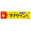 商品説明 その他の湿疹・皮膚炎薬汗ムレ、繊維刺激、下着のしめつけ、カサカサ肌、虫さされ かゆがり肌はちょっとした刺激でかゆくなってしまうかゆみに敏感な肌を言います ラナケインSは、そんなかゆがり肌の方のかゆみをすばやく止めるアミノ安息香酸エチルが5％配合されています 1．局所麻酔剤を5％配合し、塗ったそばからかゆみを抑えます 2．抗ヒスタミン剤配合で、かゆみ、炎症をしっかり鎮めます 3．塗りやすいやわらかなクリームです 4．親水性でべたつきません 効能・効果 かゆみ、かぶれ、湿疹、虫さされ、皮ふ炎、じんましん、あせも、ただれ、しもやけ 使用上の注意 してはいけないこと (守らないと現在の症状が悪化したり、副作用が起こりやすくなる) 次の部位には使用しないこと (1)目の周囲、粘膜(例えば、口唇等) 相談すること 1.次の人は使用前に医師又は薬剤師に相談すること (1)医師の治療を受けている人 (2)本人又は家族がアレルギー体質の人 (3)薬によりアレルギー症状を起こしたことがある人 (4)湿潤やただれのひどい人 (5)乳幼児 2.次の場合は、直ちに使用を中止し、この文書を持って医師又は薬剤師に相談すること (1)使用後、次の症状があらわれた場合 関係部位：症状 皮ふ：発疹・発赤、はれ、かゆみ (2)5-6日間使用しても症状がよくならない場合 成分・分量 100g中 アミノ安息香酸エチル・・・5.0g（局所麻酔剤） （知覚神経を麻痺させ、カユミを緩和します） ジフェンヒドラミン塩酸塩・・・2.0g（抗ヒスタミン剤） （カユミの発生を抑えます） イソプロピルメチルフェノール・・・0.1g（殺菌剤） （患部周辺の雑菌の発生を抑えます） 添加物として、流動パラフィン、ラノリンアルコール、ベヘニルアルコール、ミリスチン酸イソプロピル、ポリオキシエチレンステアリルエーテル、ポリオキシエチレンセチルエーテル、パラベン、モノステアリン酸グリセリン、モノステアリン酸ポリエチレングリコール、ジメチルポリシロキサン、エデト酸ナトリウム水和物、濃グリセリン、乾燥亜硫酸ナトリウムおよび香料を含有する 用法・用量 1日数回、患部に適量を塗布してください 内容量 30g×2　お得な2個セット！ 保管及び取り扱い上の注意 （1）直射日光の当たらない湿気の少ない涼しい所に密栓して保管してください。 （2）小児の手の届かない所に保管してください。 （3）他の容器に入れ替えないでください。（誤用の原因になったり品質が変わることがあります。） （4）使用期限（外箱に記載）を過ぎたものは服用しないでください。 お問い合わせ先 ココ第一薬局　045-364-3400 製造販売元（会社名・住所） 小林製薬（株） 〒541-0045 大阪府大阪市中央区道修町4‐4‐10 KDX 小林道修町ビル 広告文責 株式会社ココ第一薬品薬剤師：和田　弘 発売元 小林製薬株式会社 生産国 日本 商品区分 医薬品：【第3類医薬品】 楽天国際配送対象商品（海外配送) 詳細はこちらです。 Rakuten International Shipping ItemDetails click here 検索ワード らなけいん、ラナケイン、ranakeinn 　こちらの商品は約、　90g　の重さです。 　使用期限まで1年以上あるものをお送りします。