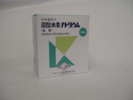 商品説明 （経口）下記疾患における制酸作用と症状の改善 胃・十二指腸潰瘍、胃炎（急・慢性胃炎、薬剤性胃炎を含む）、上部消化管機能異常（神経性食思不振、いわゆる胃下垂症、胃酸過多症を含む）アシドーシスの改善、尿酸排泄の促進と痛風発作の予防（含嗽・吸入）上気道炎の補助療法（粘液溶解） 効能・効果 （経口）下記疾患における制酸作用と症状の改善 胃・十二指腸潰瘍、胃炎（急・慢性胃炎、薬剤性胃炎を含む）、上部消化管機能異常（神経性食思不振、いわゆる胃下垂症、胃酸過多症を含む）アシドーシスの改善、尿酸排泄の促進と痛風発作の予防（含嗽・吸入）上気道炎の補助療法（粘液溶解） 使用上の注意 1．慎重投与（次の患者には慎重に投与すること） （1 ）重篤な消化性潰瘍のある患者［胃酸の二次的分泌（リバウンド現象）により症状が悪化するおそれがある。］ （2）腎障害のある患者［ナトリウムの貯留により症状が悪化するおそれがある。］ （3）心機能障害のある患者［ナトリウムの貯留により症状が悪化するおそれがある。］ （4）肺機能障害のある患者［症状が悪化するおそれがある。］ （5）低クロル性アルカローシス等の電解質失調の患者［症状が悪化するおそれがある。］ 2．相互作用 ※（1）併用禁忌（併用しないこと） 成分・分量 〈組成〉1g中　日局炭酸水素ナトリウム　1g含有。 〈性状〉白色の結晶又は結晶性の粉末で、においはなく、特異な塩味がある。湿った空気中で徐々に分解する。 用法・用量 炭酸水素ナトリウムとして、通常成人1日3〜5gを数回に分割経口投与する。含嗽、吸入には1回量1〜2％液100mLを1日数回用いる。 なお、年齢、症状により適宜増減する。 内容量 500g 保管及び取り扱い上の注意 （1）直射日光の当たらない湿気の少ない涼しい所に密栓して保管してください。 （2）小児の手の届かない所に保管してください。 （3）他の容器に入れ替えないでください。（誤用の原因になったり品質が変わることがあります。） （4）使用期限（外箱に記載）を過ぎたものは服用しないでください。 お問い合わせ先 ココ第一薬局　045-364-3400 製造販売元（会社名・住所） 小堺製薬株式会社 東京都墨田区両国4-34-5 広告文責 株式会社ココ第一薬品薬剤師：和田　弘 発売元 小堺製薬株式会社 生産国 日本 商品区分 医薬品：【第3類医薬品】 おすすめ商品 重曹　500g×2 1010円 楽天国際配送対象商品（海外配送) 詳細はこちらです。 Rakuten International Shipping ItemDetails click here 検索ワード じゅうそう、ジュウソウ、juusou 　こちらの商品は約、　750g　の重さです。 　使用期限まで1年以上あるものをお送りします。