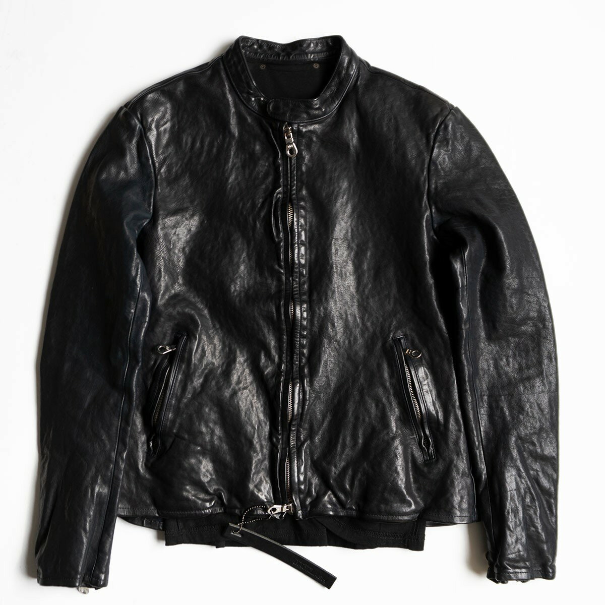 〔商品説明〕 ISAMU KATAYAMA BACKLASH シングルライダース ジャケット イタリーショルダーで作られており、雰囲気抜群のジャケットです。 お探しの方や気になる方は是非。 〔サイズ〕 L 肩幅44cm身幅49cm着丈62cm袖丈62cm 〔状態〕 極美品でございます。 レザー素材特有の傷やスレ、風合い等ございます。 神経質な方はお控え下さい。 発送方法 ・ヤマト運輸 ・全国一律送料無料 ・お届け日指定なしの場合、ご注文より1～3営業日の出荷となります。 お届け日指定ありの場合、ご指定いただいた日のお届け日に届くよう出荷いたしますので注文画面のストアへのご要望に配達希望日時を記載してください。 返品について ・商品状態には細心の注意を払い検品をしておりますので返品は基本的には受け付けておりません。 明らかな検品ミス、商品説明と現物の相違に限りましては返品対応させていただきます。 ・商品到着後、ご連絡の上7日間以内にこちらに到着するようにご返送ください。 7日間を経過した場合いかなる場合も対応致しかねます。 ・なお、お客様都合による返品・交換は受け付けておりません。